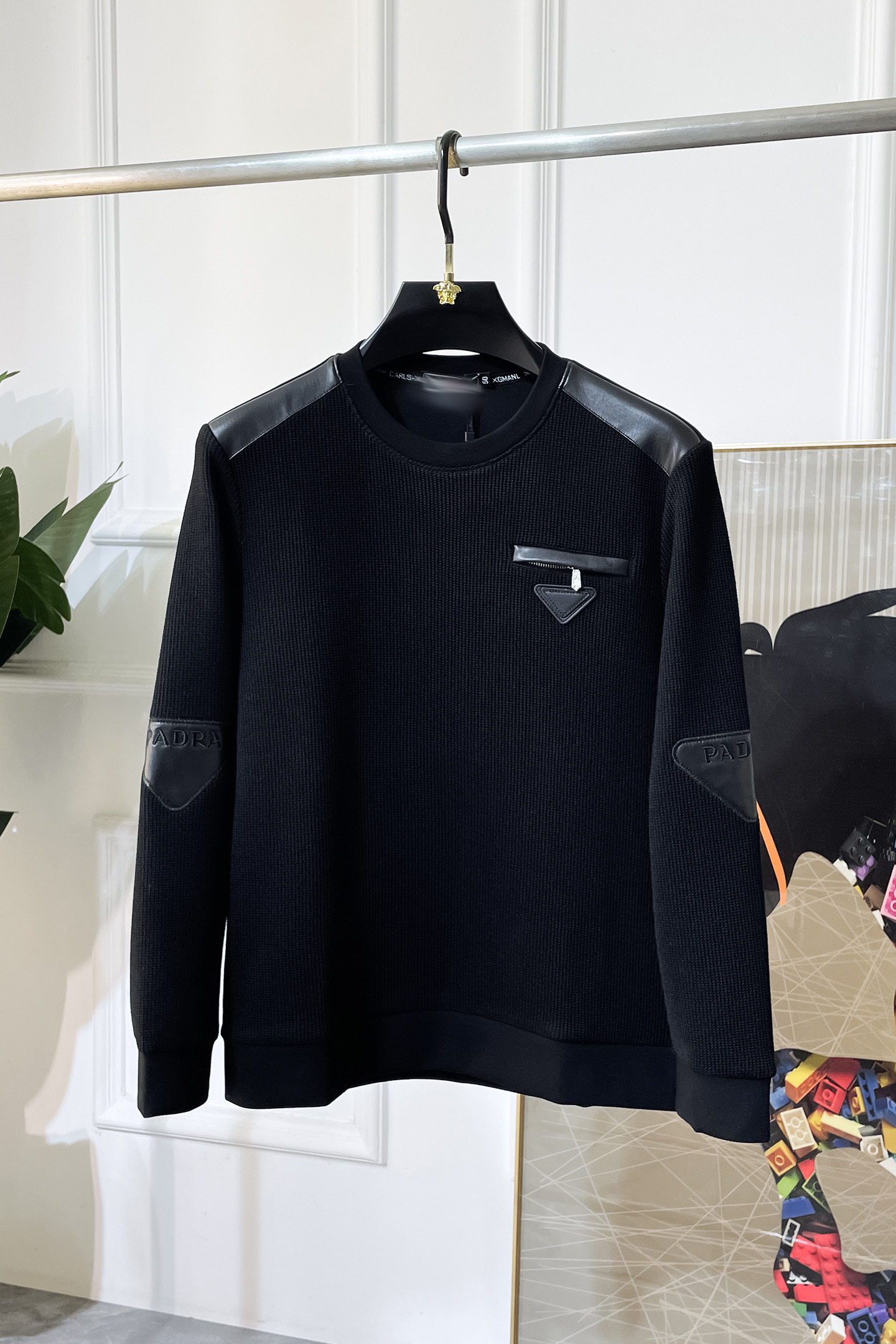 NO:564875,Prada - 2025ss hot new style in autumn, the highest version of fashionable pullover sweatshirt, a classic that must be released every year. Favored and respected by major stars, it uses high-end European cotton blended fabrics, heavy craftsmanship, original hardware accessories and logo design, soft and smooth, and dense texture!  Stylish upper body!  One of the impeccable must-have styles for autumn!  M-3XL,,prada,hoodie,sweatshirts,alexander wang19860909普拉达 - 2025ss秋季大爆新款,最高版本时尚套头卫衣、每年必出的经典之作.受各大明星的青睐推崇,精选高端欧棉混纺面料,重工艺制作,原版五金辅料logo设计,柔软顺滑,质地密实！上身时尚有型！秋季无可挑剔必选款式之一！M-3XL,,prada,hoodie,sweatshirts,alexander wang,Men's clothing