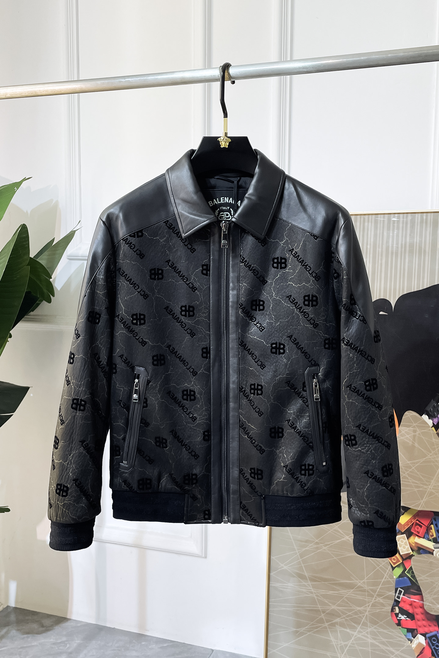 NO:566586,Paris Maison - 2025ss Autumn and Winter hot-selling premium leather jacket, customized with high-quality polyester fiber fabric!  Logo design with top fashion big-name elements, complete with three standards!  Original hardware accessories, smooth lines, exquisite craftsmanship, awesome upper body shape, comfortable fabrics, windproof and warm, it is very fashionable, handsome and a must-have for casual and fashionable men with any combination!  Sizes M-3XL can fit up to 190 pounds!  ,,jackets & coats,jackets & coats,alexander wang19860909巴黎 世家- 2025ss秋冬大爆款精品拼皮夹克外套,定制高品质聚酯纤维面料！顶级时尚大牌元素logo设计,三标齐全！原版五金辅料,线条流畅,工艺精致,上身版型超赞,面料舒适,挡风保暖,随意搭配都非常时尚帅气休闲时尚男仕必备款哦！尺码M-3XL 最大可穿190斤！,,jackets & coats,jackets & coats,alexander wang,Men's clothing