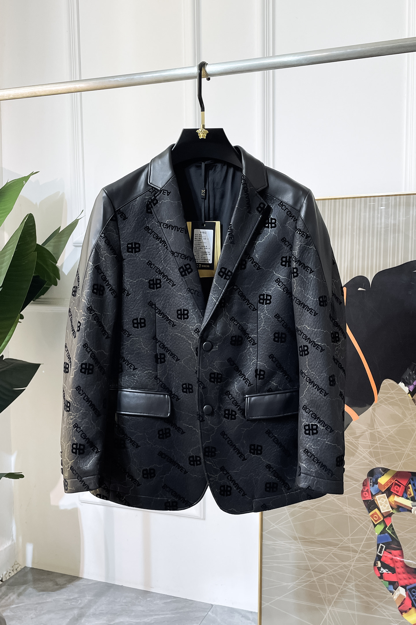 NO:566594,Balenciaga - 2025ss Year of the Snake autumn and winter hot style casual leather splicing suit jacket. The most fashionable and simple design, decent and casual, highlighting the sophistication. Fabric This technologically customized polyester fabric is not a traditional design and looks more youthful and fashionable. The details are very particular. The upper body effect is a regular style but the tailoring is very special. The effect is not loose or slim. It is moderate. No matter whether you are fat or thin, there are different styles. Sizes 48-56, balenciaga, jackets &  coats,business suit,alexander wang19860909巴黎世家- 2025ss蛇年秋冬大爆款休闲真皮拼接西装外套 最为时尚简约设计,大气得体,随意中凸显精致.面料 此款科技定制聚酯纤维面料, 不是传统的设计 更加显得年轻时尚 细节 非常讲究 上身效果属于常规款但是剪裁非常特别 效果并不是宽松 也不是修身 属于适中 无论胖瘦穿上身 都有不同的风格尺码48-56,,balenciaga,jackets & coats,business suit,alexander wang,Men's clothing