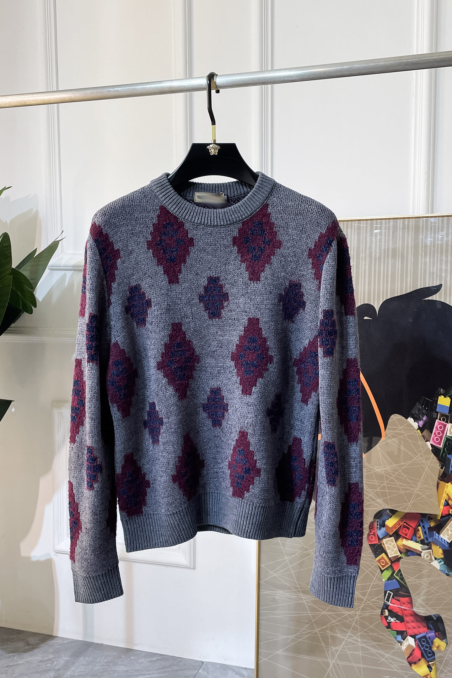 NO:566578,Burberry - 2025ss autumn and winter big hit official website same style sweater, the latest autumn and winter style!  High-quality imported sheep wool blended fabrics, high-density knitting, versatile sweaters and shirts are all very handsome!  Logo!  It is more durable and less prone to deformation. It has an excellent fit and can be easily held in various styles. It is also a type that needs to be adjusted according to the fit of the fabric!  The classic fashion decoration that is sought after every year has become popular all over the world!  Size M-3XL,,burberry,sweaters,shirts,alexander wang19860909巴宝莉 - 2025ss秋冬季大爆款官网同款毛衣,秋冬最新款！高品质进口绵羊毛混纺面料,高密度针织,百搭毛衣,内搭衬衫都帅气十足！Logo标志！更耐穿更加不易变形,版型极好,各种风格都能轻松HOLD住,冲着版型面料也要收的类型！年年被追捧的经典时尚装饰已经风靡全球！码数M-3XL,,burberry,sweaters,shirts,alexander wang,Men's clothing