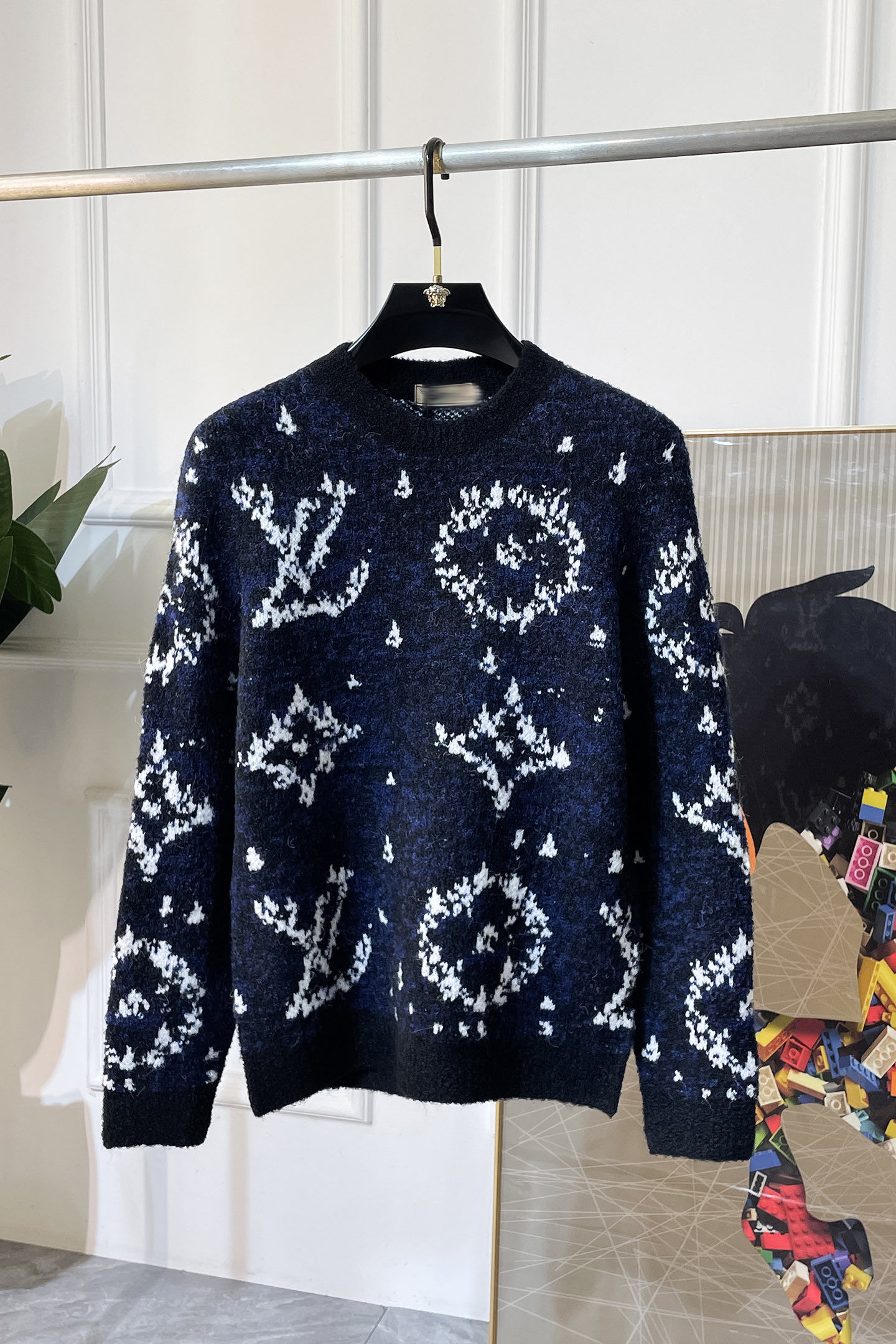 NO:566582,LV - 2025ss autumn and winter big hit official website same style sweater, the latest autumn and winter style!  High-quality imported sheep wool blended fabrics, high-density knitting, versatile sweaters and shirts are all very handsome!  Logo!  It is more durable and less prone to deformation. It has an excellent fit and can be easily held in various styles. It is also a type that needs to be adjusted according to the fit of the fabric!  The classic fashion decoration that is sought after every year has become popular all over the world!  Size M-3XL,,louis vuitton,sweaters,shirts,alexander wang19860909LV - 2025ss秋冬季大爆款官网同款毛衣,秋冬最新款！高品质进口绵羊毛混纺面料,高密度针织,百搭毛衣,内搭衬衫都帅气十足！Logo标志！更耐穿更加不易变形,版型极好,各种风格都能轻松HOLD住,冲着版型面料也要收的类型！年年被追捧的经典时尚装饰已经风靡全球！码数M-3XL,,louis vuitton,sweaters,shirts,alexander wang,Men's clothing