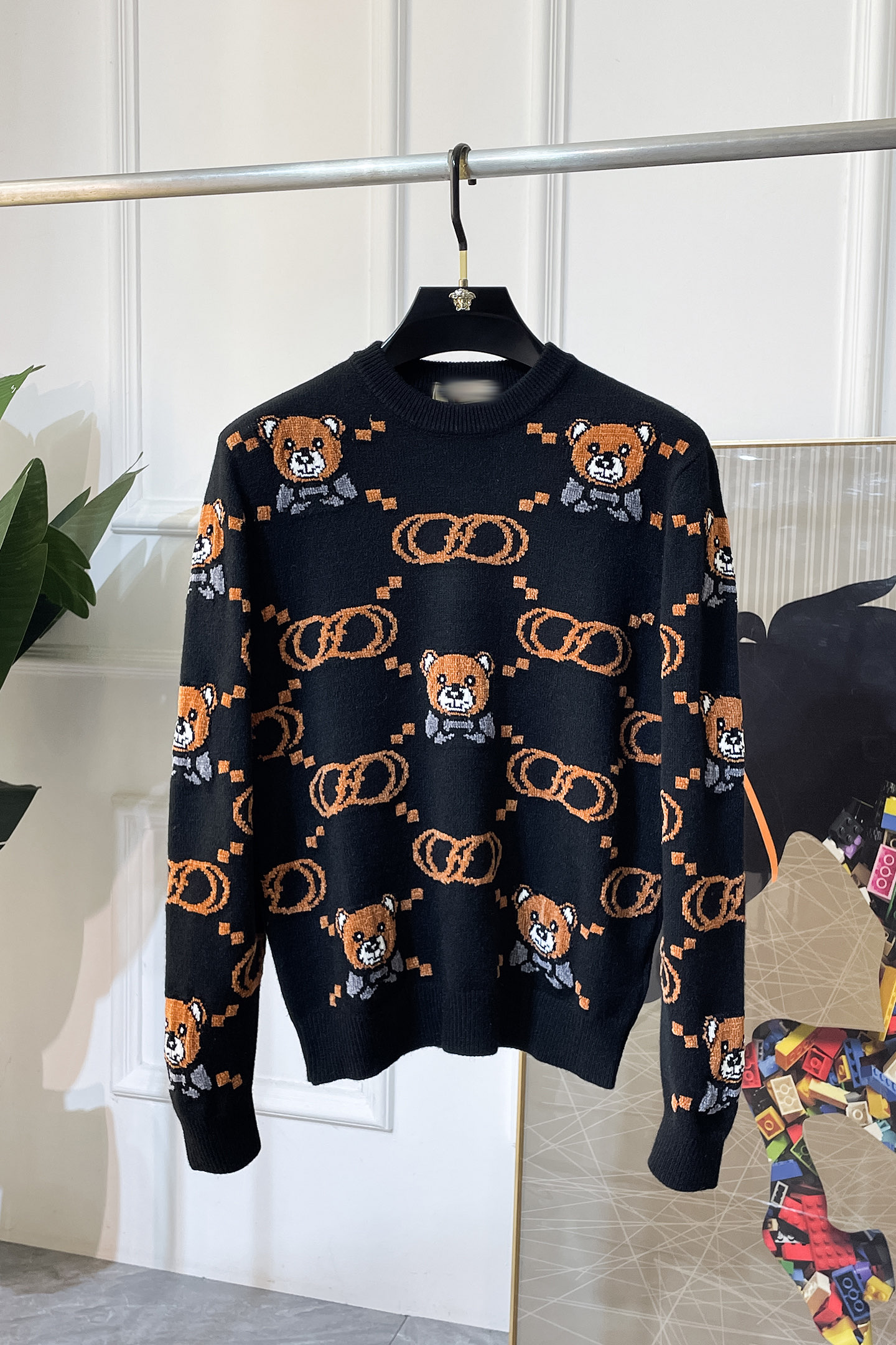 NO:568704,Gucci - 2025ss autumn and winter big hit official website same style sweater, the latest autumn and winter style!  High-quality imported sheep wool blended fabrics, high-density knitting, versatile sweaters and shirts are all very handsome!  Logo!  It is more durable and less prone to deformation. It has an excellent fit and can be easily held in various styles. It is also a type that needs to be adjusted according to the fit of the fabric!  The classic fashion decoration that is sought after every year has become popular all over the world!  Size M-3XL,,sweaters,shirts,alexander wang19860909古奇 - 2025ss秋冬季大爆款官网同款毛衣,秋冬最新款！高品质进口绵羊毛混纺面料,高密度针织,百搭毛衣,内搭衬衫都帅气十足！Logo标志！更耐穿更加不易变形,版型极好,各种风格都能轻松HOLD住,冲着版型面料也要收的类型！年年被追捧的经典时尚装饰已经风靡全球！码数M-3XL,,sweaters,shirts,alexander wang,Men's clothing