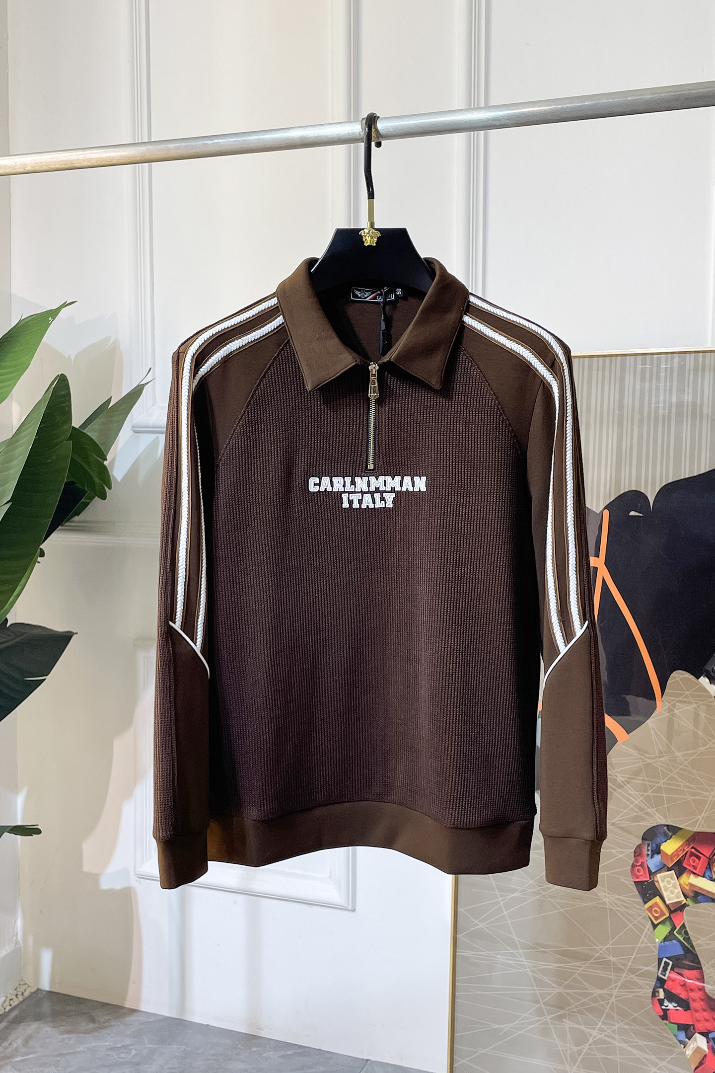 NO:564879,Cavalli - 2025ss hot new style in autumn, the highest version of fashionable pullover sweatshirt, a classic that must be released every year. Favored and respected by major stars, it uses high-end European cotton blended fabrics, heavy craftsmanship, original hardware accessories and logo design, soft and smooth, and dense texture!  Stylish upper body!  One of the impeccable must-have styles for autumn!  M-3XL,,hoodie,sweatshirts,alexander wang19860909卡瓦利- 2025ss秋季大爆新款,最高版本时尚套头卫衣、每年必出的经典之作.受各大明星的青睐推崇,精选高端欧棉混纺面料,重工艺制作,原版五金辅料logo设计,柔软顺滑,质地密实！上身时尚有型！秋季无可挑剔必选款式之一！M-3XL,,hoodie,sweatshirts,alexander wang,Men's clothing