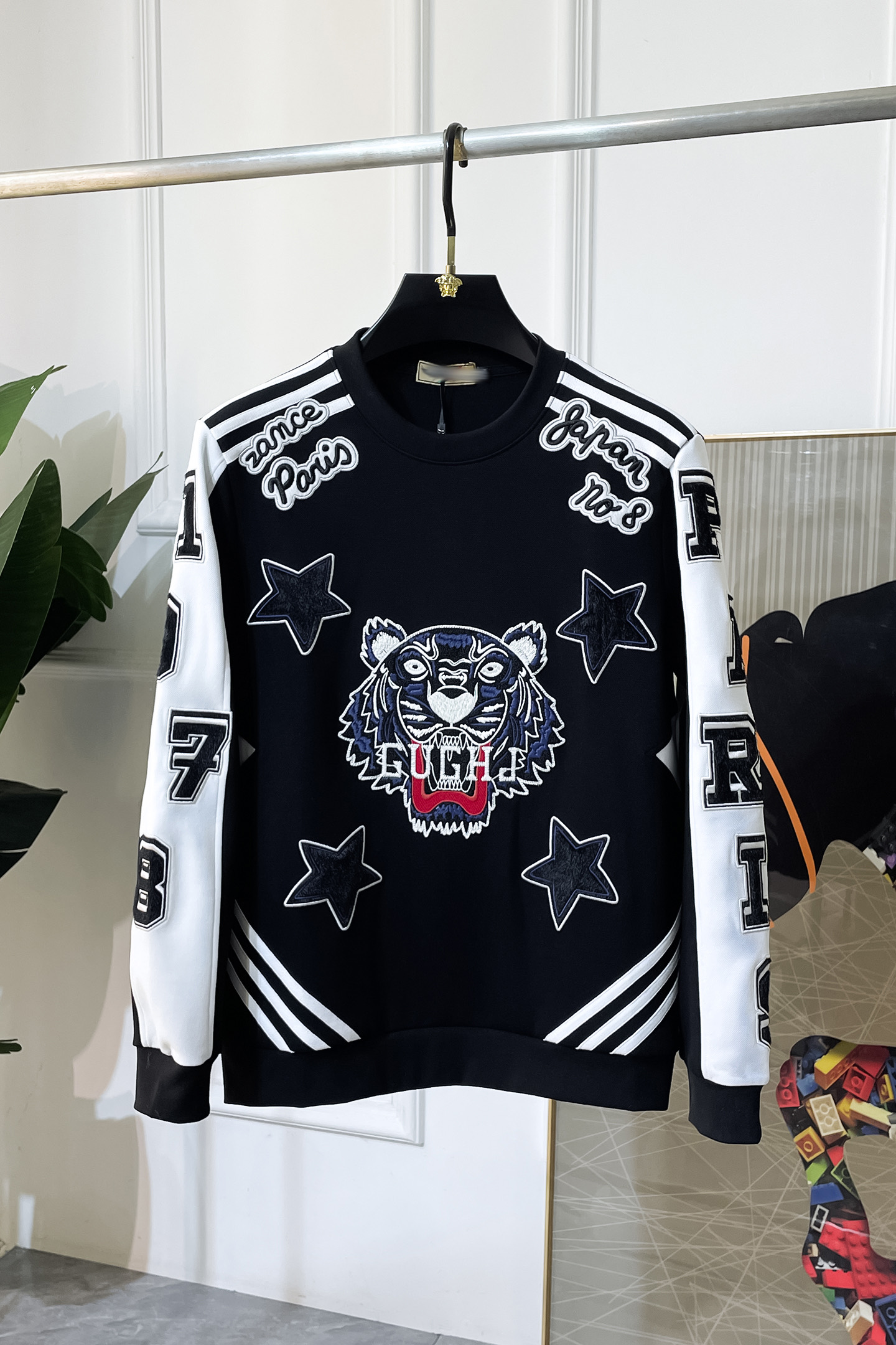 NO:568718,Gucci - 2025ss hot new style in autumn, the highest version of fashionable pullover sweatshirt, a classic that must be released every year. Favored and respected by major stars, it uses high-end European cotton blended fabrics, heavy craftsmanship, original hardware accessories and logo design, soft and smooth, and dense texture!  Stylish upper body!  One of the impeccable must-have styles for autumn!  M-3XL (model 178/145 pounds upper body size L),,hoodie,sweatshirts,alexander wang19860909古奇 - 2025ss秋季大爆新款,最高版本时尚套头卫衣、每年必出的经典之作.受各大明星的青睐推崇,精选高端欧棉混纺面料,重工艺制作,原版五金辅料logo设计,柔软顺滑,质地密实！上身时尚有型！秋季无可挑剔必选款式之一！M-3XL（模特178/145斤上身L码）,,hoodie,sweatshirts,alexander wang,Men's clothing