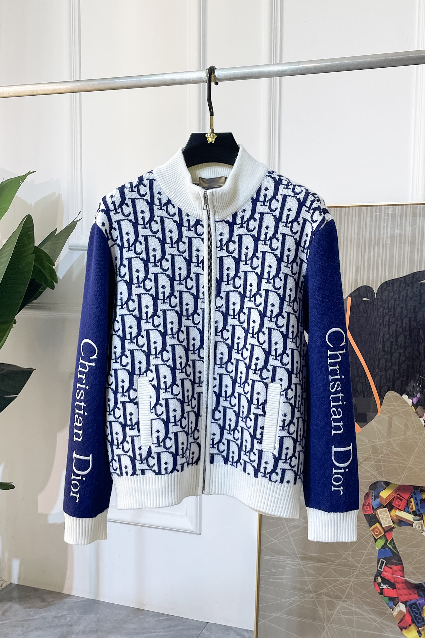 NO:564975,Dior -  Autumn and winter new wool knitted cardigan jackets for men and women. Hot-selling items are on sale at the counter, and every major fashion buyer star has a versatile item. Simple and fashionable, it is very beautiful, and the upper body is full of gentleman style. The entire sweater is not only exquisite in texture and craftsmanship, but also finely crafted and evenly routed.  Neat. The overall beautiful appearance ensures that the silhouette of the clothes is not easily deformed. The customized wool fabric is neither very loose nor very tight, and has very good recovery properties. A fashion item that is both cold-resistant and fashionable in autumn and winter. m-3XL,, dior, jackets  & coats,sweaters,alexander wang19860909迪奥 - 秋冬新款男女同款羊毛针织开衫外套.专柜在售爆款单品,各大时尚买手明星人手一件的百搭单品.简单时尚甚是好看,上身绅士范十足.整件毛衣不单纹理工艺精美,走线更是精工细作均匀整齐.整体美观大方保证了衣服的廓形不易变形.定制羊毛面料,既不会很宽松也不会很紧绷,恢复性非常好.秋冬御寒与时尚兼备的一款时装单品.m-3XL,,dior,jackets & coats,sweaters,alexander wang,Men's clothing