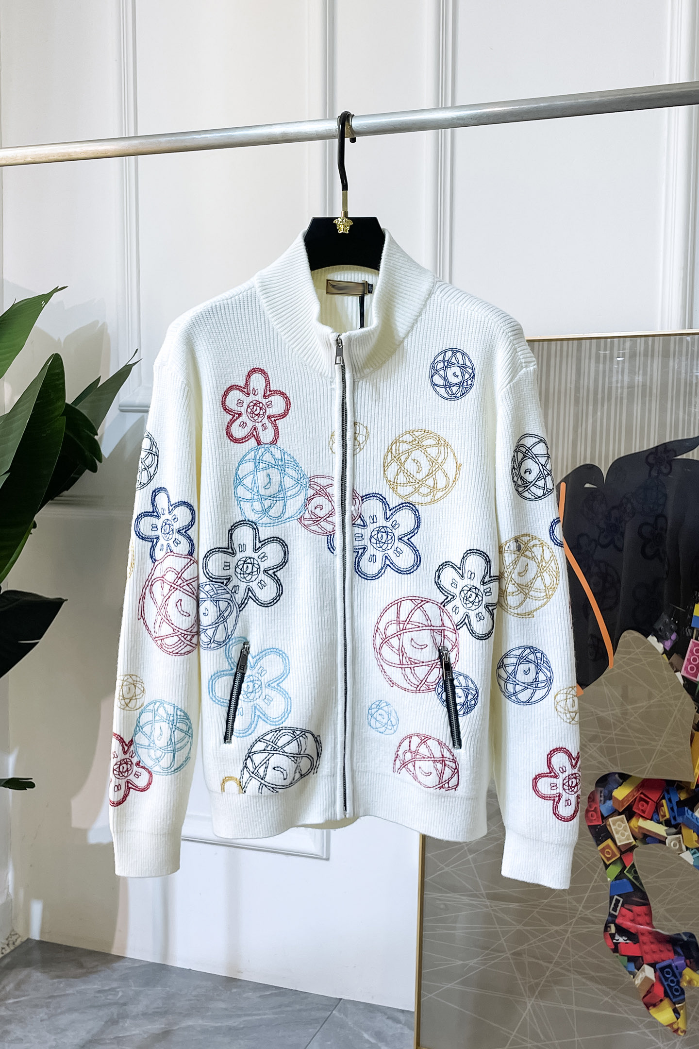 NO:564978,LV-  Autumn and winter new wool knitted cardigan jackets for men and women. Hot-selling items are on sale at the counter, and every major fashion buyer star has a versatile item. Simple and fashionable, it is very beautiful, and the upper body is full of gentleman style. The entire sweater is not only exquisite in texture, but also exquisite in wiring.  The work is uniform and neat. The overall beautiful appearance ensures that the silhouette of the clothes is not easily deformed. The custom-made wool fabric is neither very loose nor very tight, and has very good recovery properties. A fashion item that is both cold-resistant and fashionable in autumn and winter. m-3XL,, louis  vuitton,jackets & coats,sweaters,alexander wang19860909LV - 秋冬新款男女同款羊毛针织开衫外套.专柜在售爆款单品,各大时尚买手明星人手一件的百搭单品.简单时尚甚是好看,上身绅士范十足.整件毛衣不单纹理工艺精美,走线更是精工细作均匀整齐.整体美观大方保证了衣服的廓形不易变形.定制羊毛面料,既不会很宽松也不会很紧绷,恢复性非常好.秋冬御寒与时尚兼备的一款时装单品.m-3XL,,louis vuitton,jackets & coats,sweaters,alexander wang,Men's clothing