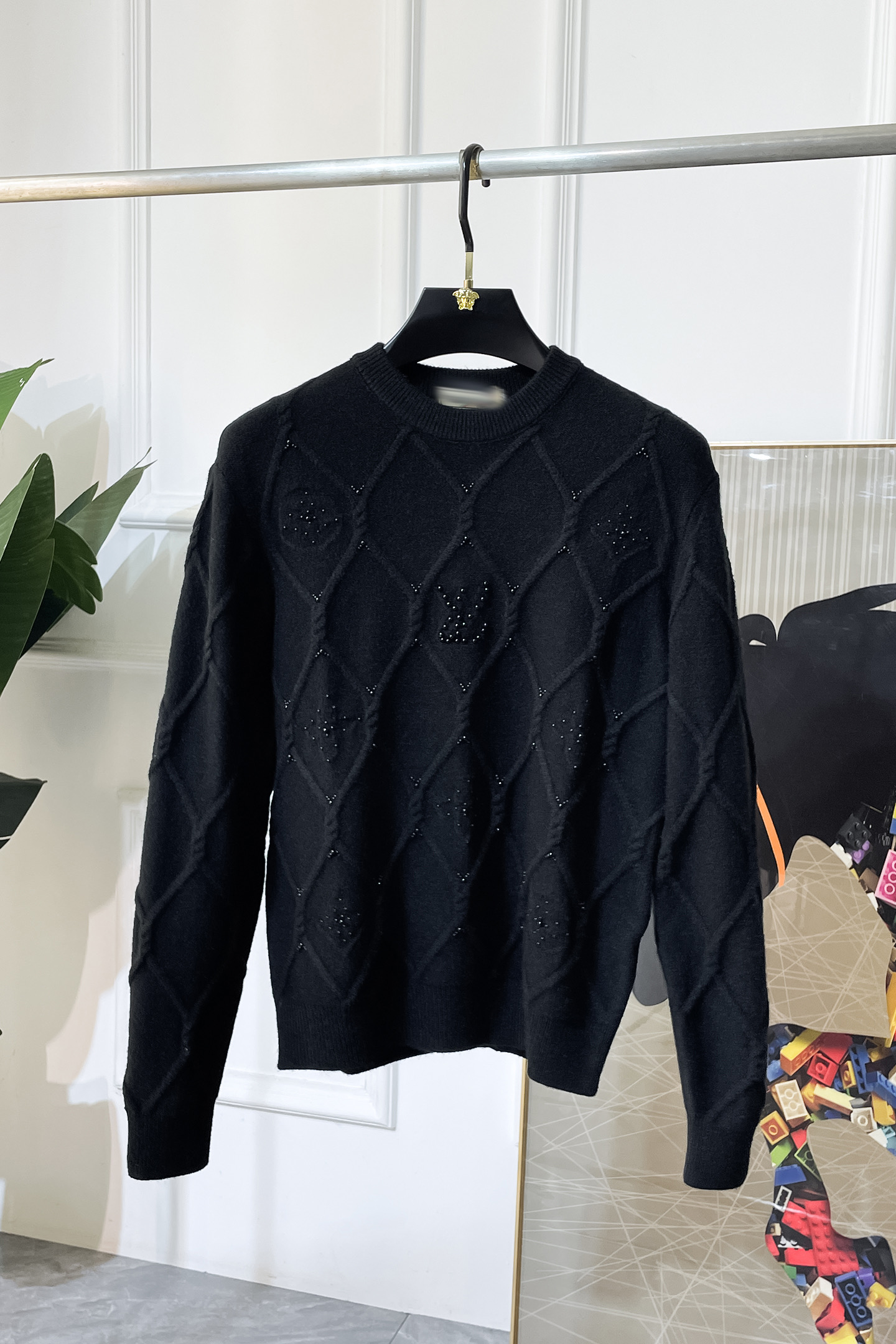 NO:568714,LV - 2025ss autumn and winter big hit official website same style sweater, the latest autumn and winter style!  High-quality imported sheep wool blended fabrics, high-density knitting, versatile sweaters and shirts are all very handsome!  Logo!  It is more durable and less prone to deformation. It has an excellent fit and can be easily held in various styles. It is also a type that needs to be adjusted according to the fit of the fabric!  The classic fashion decoration that is sought after every year has become popular all over the world!  Size M-3XL,,louis vuitton,sweaters,shirts,alexander wang19860909LV - 2025ss秋冬季大爆款官网同款毛衣,秋冬最新款！高品质进口绵羊毛混纺面料,高密度针织,百搭毛衣,内搭衬衫都帅气十足！Logo标志！更耐穿更加不易变形,版型极好,各种风格都能轻松HOLD住,冲着版型面料也要收的类型！年年被追捧的经典时尚装饰已经风靡全球！码数M-3XL,,louis vuitton,sweaters,shirts,alexander wang,Men's clothing