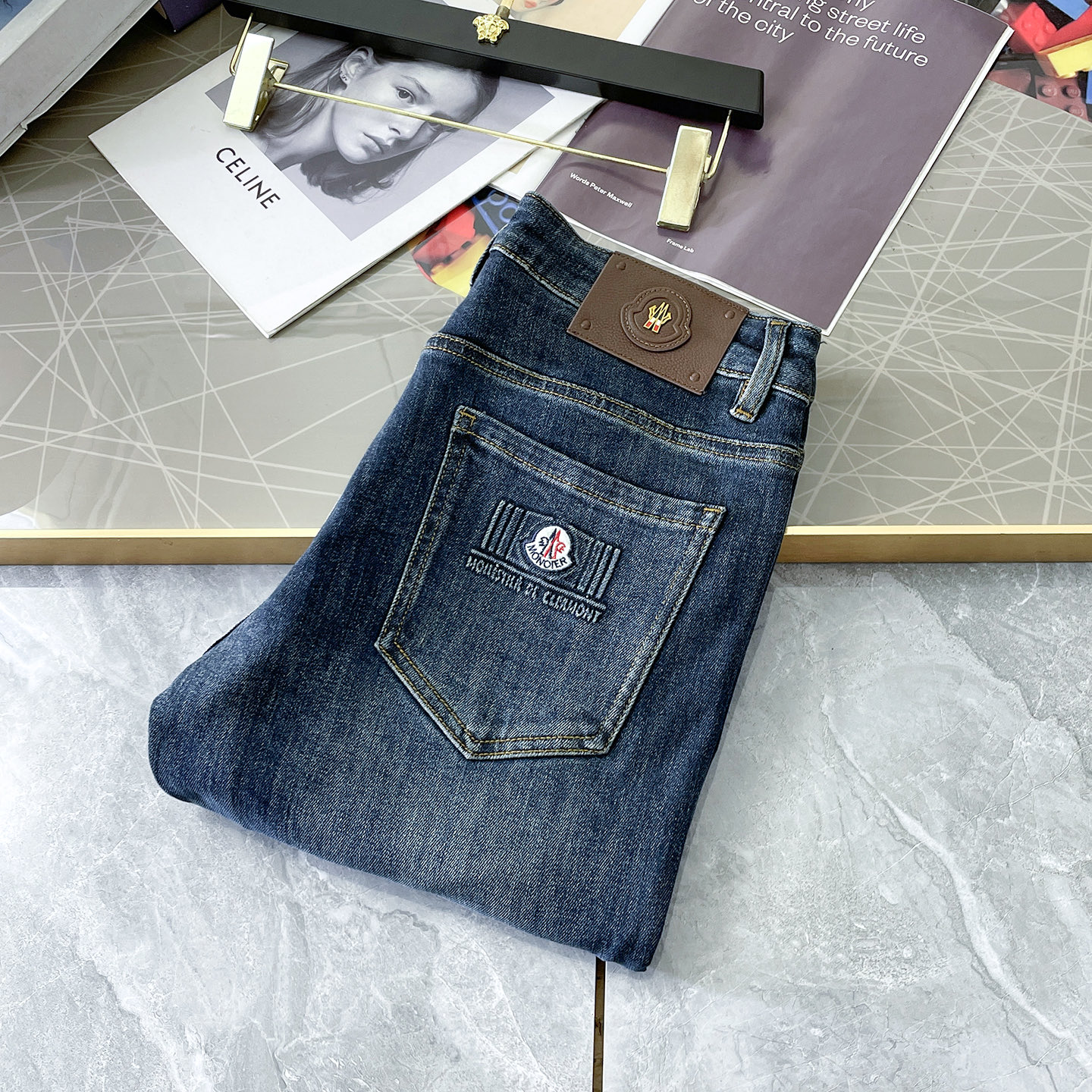 NO:573652,Mengkou - 2025ss Year of the Snake Autumn and Winter Jeans. Original 1:1 production, the perfect choice for daily essentials, simple and stylish, custom imported denim fabric, heavy washing process, complex workmanship and exquisite craftsmanship. Easily cater to the needs of the four seasons, soft and elastic to the touch, smooth and neat, original accessories and hardware, comfortable upper body, very easy to wear and durable, size 29-38, Moncler, jeans, alexander wang19860909蒙口 - 2025ss蛇年秋冬牛仔裤.原单1:1制作,日常必备的完美之选,简单大气亦时尚有型,定制进口丹宁面料 ,重工洗水工艺,做工复杂工艺精湛.轻松迎合四季需要,手感柔软带弹力,流畅利落,原版辅料五金,上身舒适非常易搭耐看码数29-38,,Moncler,jeans,alexander wang,Men's clothing