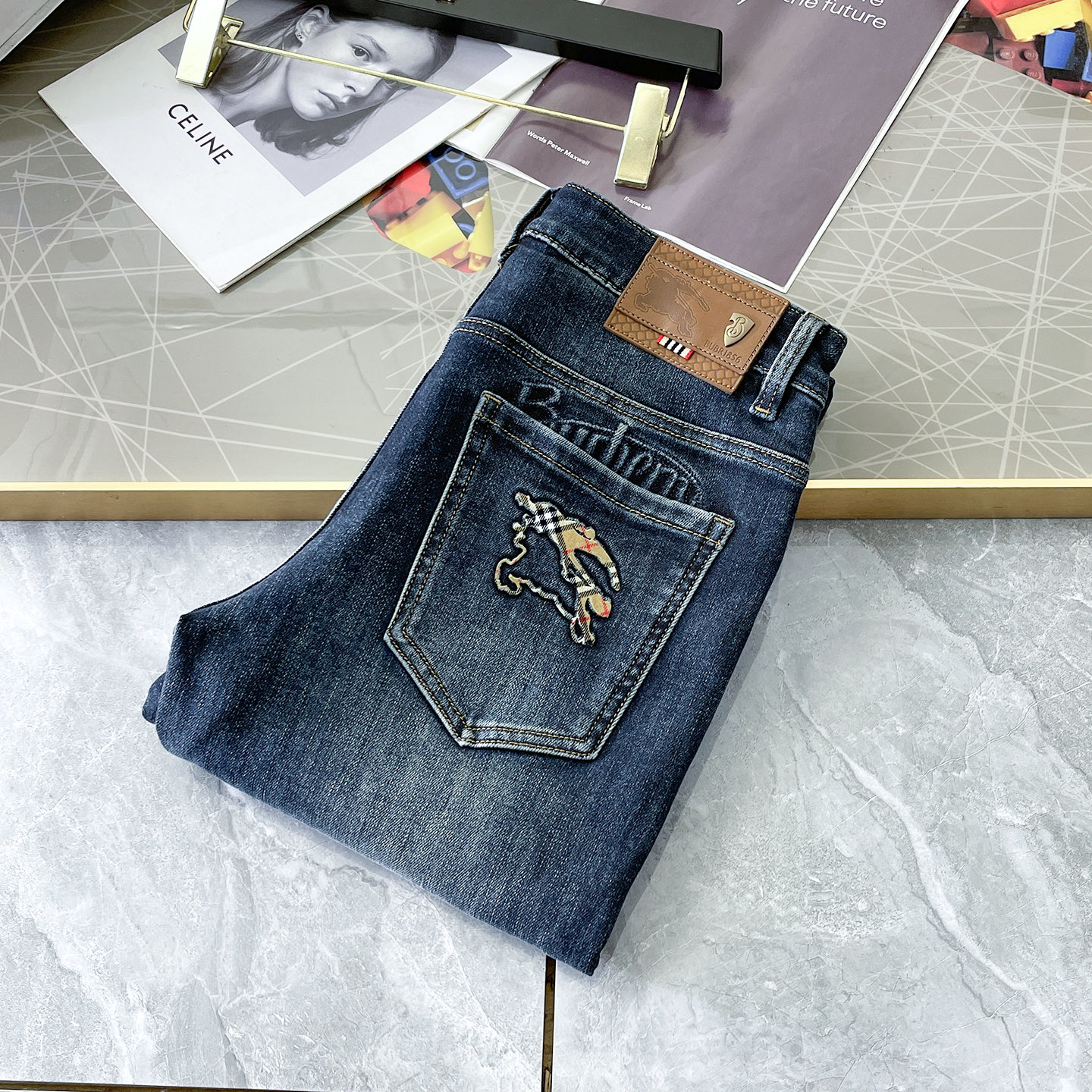 NO:573654,Burberry - 2025ss Year of the Snake Autumn and Winter Jeans. Original 1:1 production, a perfect choice for daily necessities, simple and stylish, custom imported denim fabric, heavy washing process, complex workmanship and exquisite craftsmanship. Easily cater to the needs of the four seasons, soft and elastic to the touch, smooth and neat, original accessories and hardware, comfortable upper body, very easy to wear and durable, size 29-38, burberry,jeans,alexander wang19860909巴宝莉 - 2025ss蛇年秋冬牛仔裤.原单1:1制作,日常必备的完美之选,简单大气亦时尚有型,定制进口丹宁面料 ,重工洗水工艺,做工复杂工艺精湛.轻松迎合四季需要,手感柔软带弹力,流畅利落,原版辅料五金,上身舒适非常易搭耐看码数29-38,,burberry,jeans,alexander wang,Men's clothing