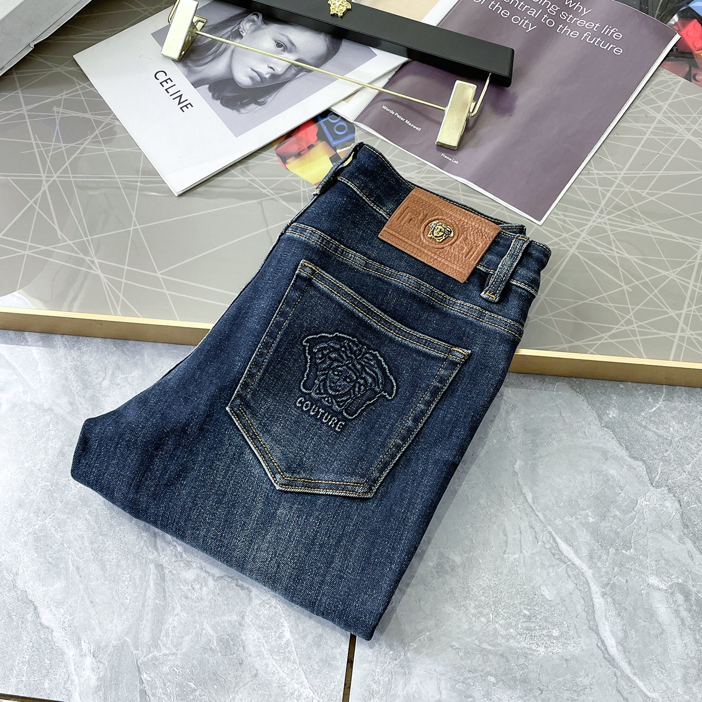 NO:573656,Versace - 2025ss Year of the Snake Autumn and Winter Jeans. Original 1:1 production, a perfect choice for daily essentials, simple and stylish, custom imported denim fabric, heavy washing process, complex workmanship and exquisite craftsmanship. Easily cater to the needs of the four seasons, soft and elastic to the touch, smooth and neat, original accessories and hardware, comfortable upper body, very easy to wear and durable, size 29-38, versace,jeans,alexander wang19860909范思哲 - 2025ss蛇年秋冬牛仔裤.原单1:1制作,日常必备的完美之选,简单大气亦时尚有型,定制进口丹宁面料 ,重工洗水工艺,做工复杂工艺精湛.轻松迎合四季需要,手感柔软带弹力,流畅利落,原版辅料五金,上身舒适非常易搭耐看码数29-38,,versace,jeans,alexander wang,Men's clothing