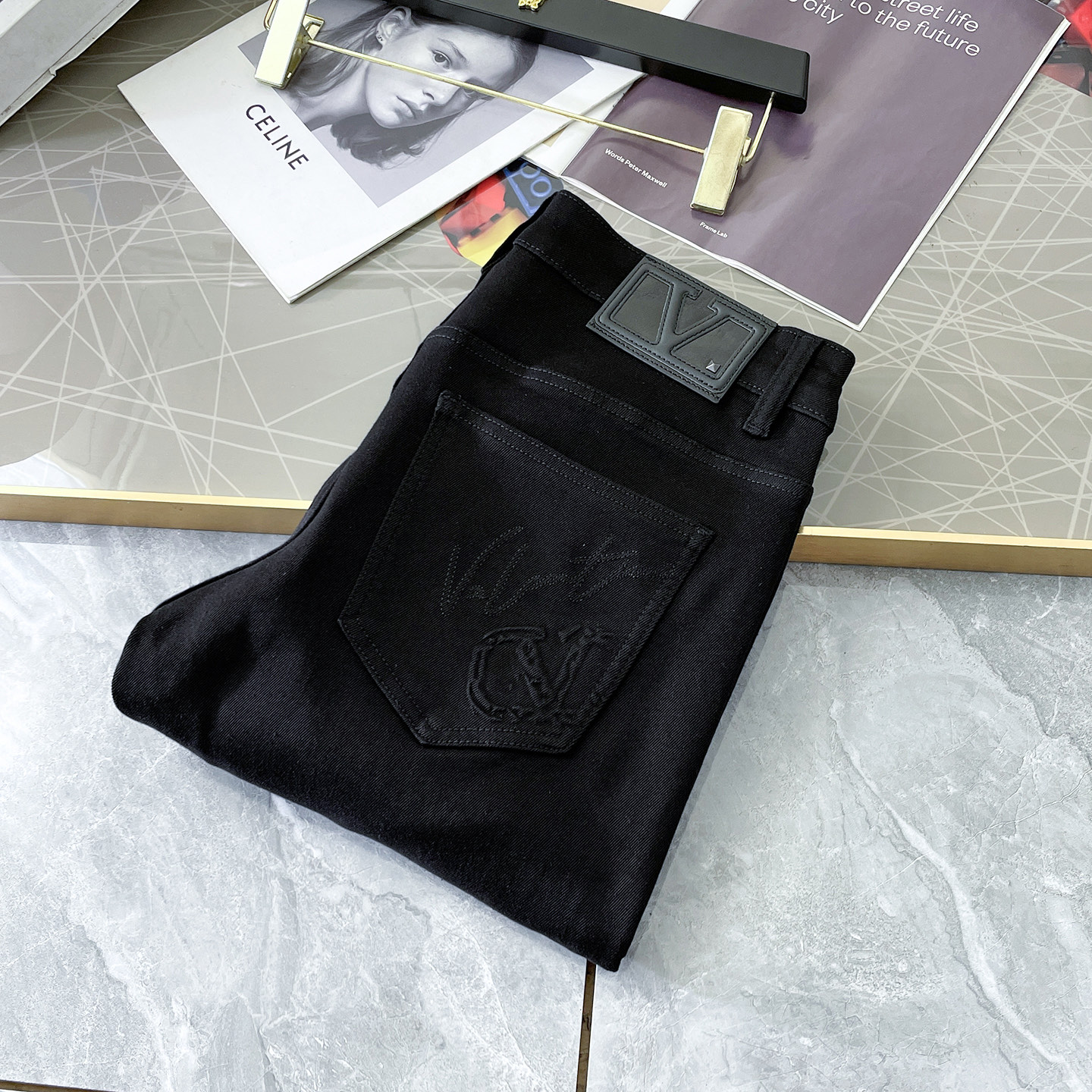 NO:573651,Valentino - 2025ss Snake Autumn and Winter Jeans. Original 1:1 production, a perfect choice for daily necessities, simple and stylish, custom imported denim fabric, heavy washing process, complex workmanship and exquisite craftsmanship. Easily cater to the needs of the four seasons, soft and elastic to the touch, smooth and neat, original accessories and hardware, comfortable upper body, very easy to wear and durable, code number 29-38,,valentino,jeans,alexander wang19860909华伦天奴 - 2025ss蛇年秋冬牛仔裤.原单1:1制作,日常必备的完美之选,简单大气亦时尚有型,定制进口丹宁面料 ,重工洗水工艺,做工复杂工艺精湛.轻松迎合四季需要,手感柔软带弹力,流畅利落,原版辅料五金,上身舒适非常易搭耐看码数29-38,,valentino,jeans,alexander wang,Men's clothing