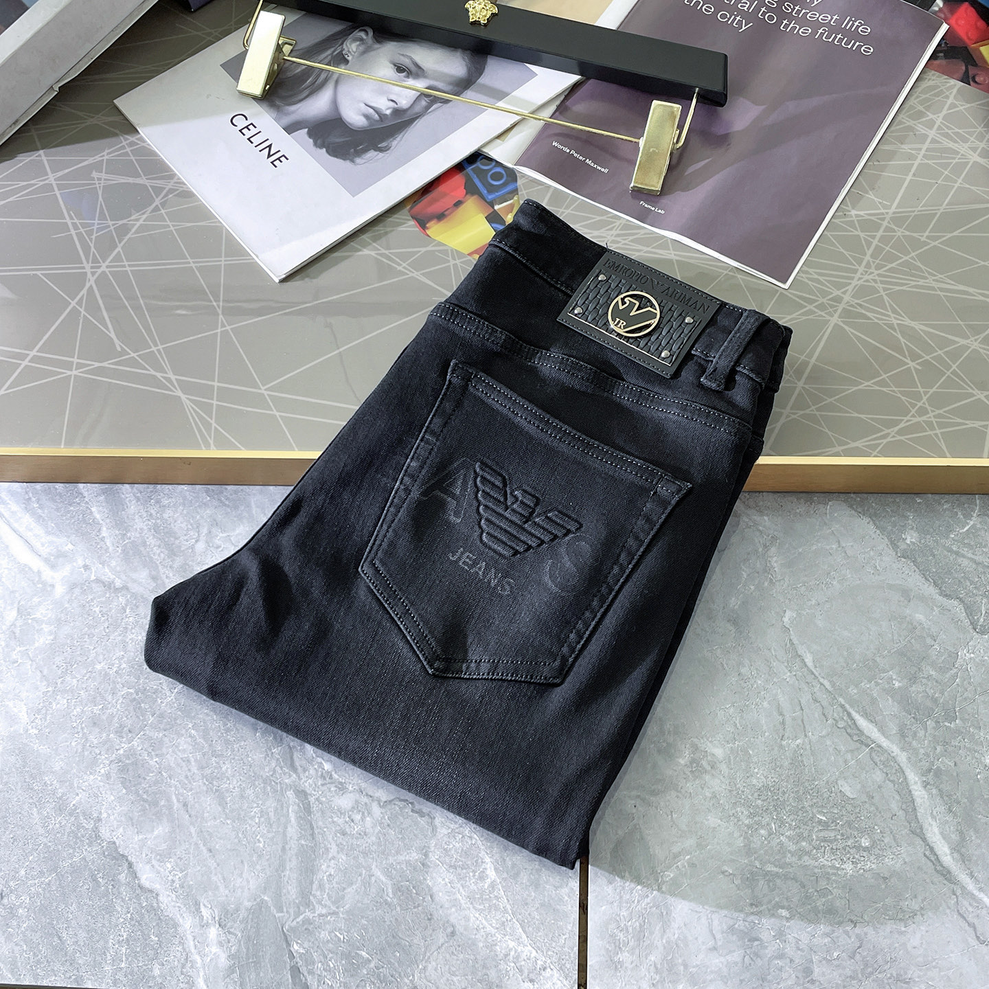 NO:573653,Armani - 2025ss Year of the Snake Autumn and Winter Jeans. Original 1:1 production, the perfect choice for daily essentials, simple and stylish, custom imported denim fabric, heavy washing process, complex workmanship and exquisite craftsmanship. Easily cater to the needs of the four seasons, soft and elastic to the touch, smooth and neat, original accessories and hardware, comfortable upper body, very easy to wear and durable, size 29-38, armani,jeans,alexander wang19860909阿玛尼- 2025ss蛇年秋冬牛仔裤.原单1:1制作,日常必备的完美之选,简单大气亦时尚有型,定制进口丹宁面料 ,重工洗水工艺,做工复杂工艺精湛.轻松迎合四季需要,手感柔软带弹力,流畅利落,原版辅料五金,上身舒适非常易搭耐看码数29-38,,armani,jeans,alexander wang,Men's clothing