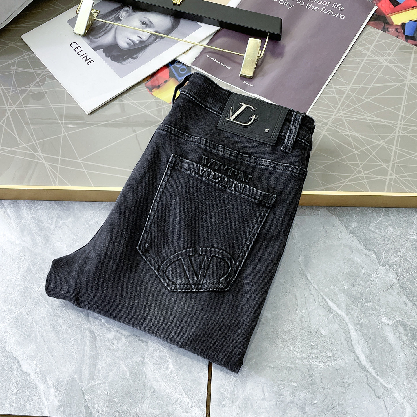 NO:601464,Valentino - 2025ss Snake Autumn and Winter Jeans. Original 1:1 production, a perfect choice for daily necessities, simple and stylish, custom imported denim fabric, heavy washing process, complex workmanship and exquisite craftsmanship. Easily cater to the needs of the four seasons, soft and elastic to the touch, smooth and neat, original accessories and hardware, comfortable upper body, very easy to wear and durable, code number 29-38,,valentino,jeans,alexander wang19860909华伦天奴 - 2025ss蛇年秋冬牛仔裤.原单1:1制作,日常必备的完美之选,简单大气亦时尚有型,定制进口丹宁面料 ,重工洗水工艺,做工复杂工艺精湛.轻松迎合四季需要,手感柔软带弹力,流畅利落,原版辅料五金,上身舒适非常易搭耐看码数29-38,,valentino,jeans,alexander wang,Men's clothing