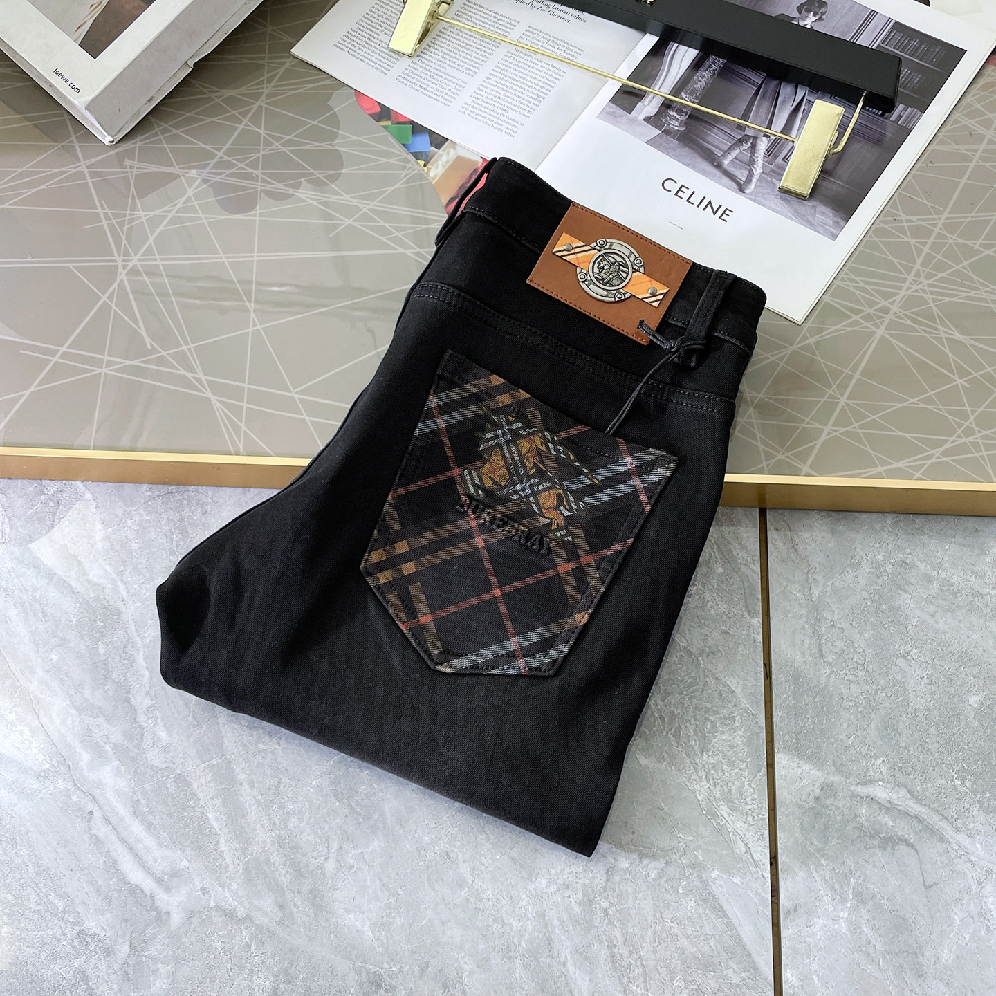 NO:573657,Burberry - 2025ss Year of the Snake autumn and winter jeans. Original 1:1 production, a perfect choice for daily essentials, simple and elegant, fashionable and stylish, custom imported denim fabric, heavy washing process, complex workmanship and exquisite craftsmanship. Easily cater to the needs of the four seasons, soft and elastic to the touch, smooth and neat, original accessories and hardware, comfortable upper body, very easy to wear and durable, size 29-36, burberry,jeans,alexander wang19860909巴宝莉 - 2025ss蛇年秋冬牛仔裤.原单1:1制作,日常必备的完美之选,简单大气亦时尚有型,定制进口丹宁面料 ,重工洗水工艺,做工复杂工艺精湛.轻松迎合四季需要,手感柔软带弹力,流畅利落,原版辅料五金,上身舒适非常易搭耐看码数29-36,,burberry,jeans,alexander wang,Men's clothing