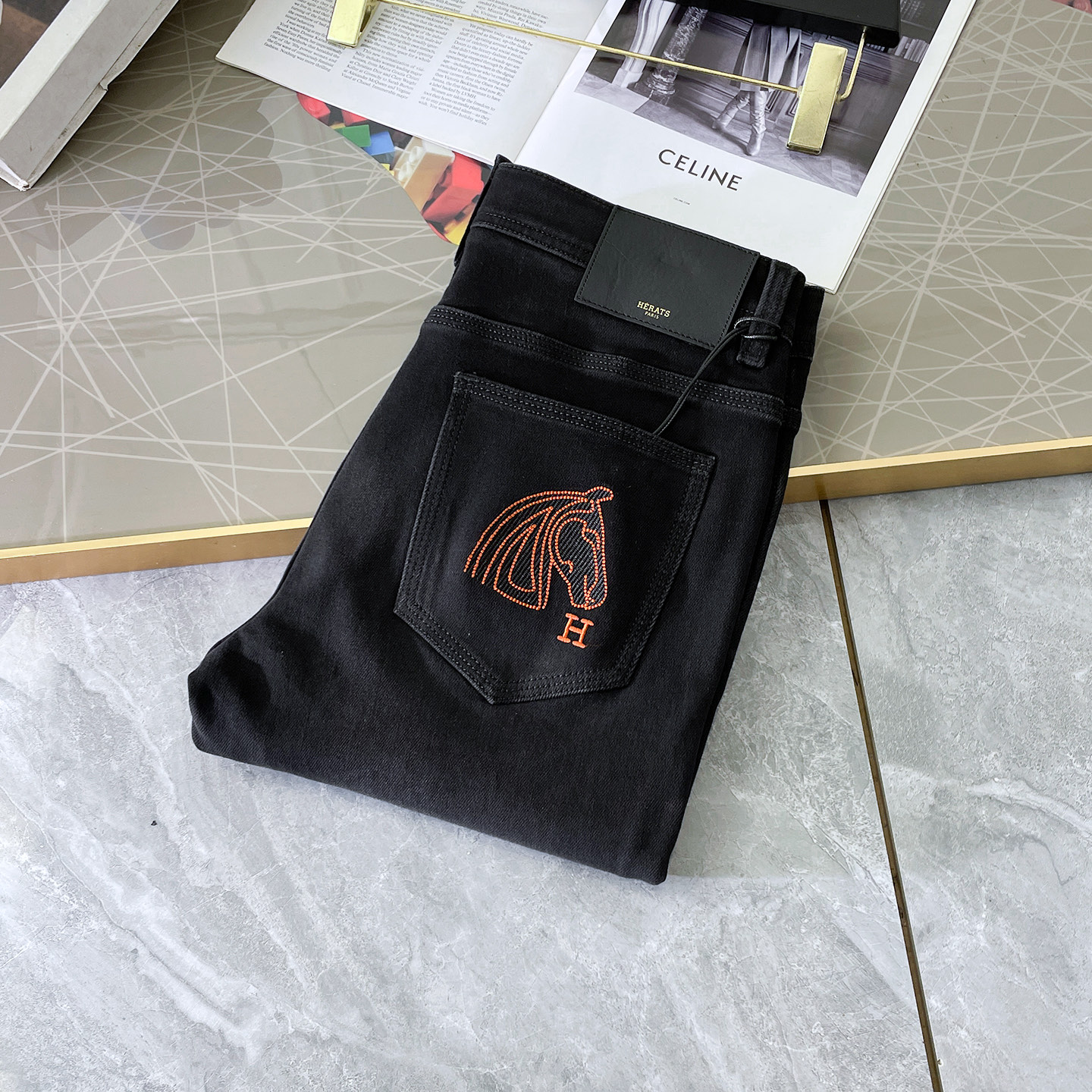 NO:573658,Hermes - 2025ss Year of the Snake Autumn and Winter Jeans. Original 1:1 production, the perfect choice for daily necessities, simple and stylish, custom imported denim fabric, heavy washing process, complex workmanship and exquisite craftsmanship. Easily cater to the needs of the four seasons, soft and elastic to the touch, smooth and neat, original accessories and hardware, comfortable upper body, very easy to wear and durable, size 29-36, hermes,jeans,alexander wang19860909爱玛仕 - 2025ss蛇年秋冬牛仔裤.原单1:1制作,日常必备的完美之选,简单大气亦时尚有型,定制进口丹宁面料 ,重工洗水工艺,做工复杂工艺精湛.轻松迎合四季需要,手感柔软带弹力,流畅利落,原版辅料五金,上身舒适非常易搭耐看码数29-36,,hermes,jeans,alexander wang,Men's clothing