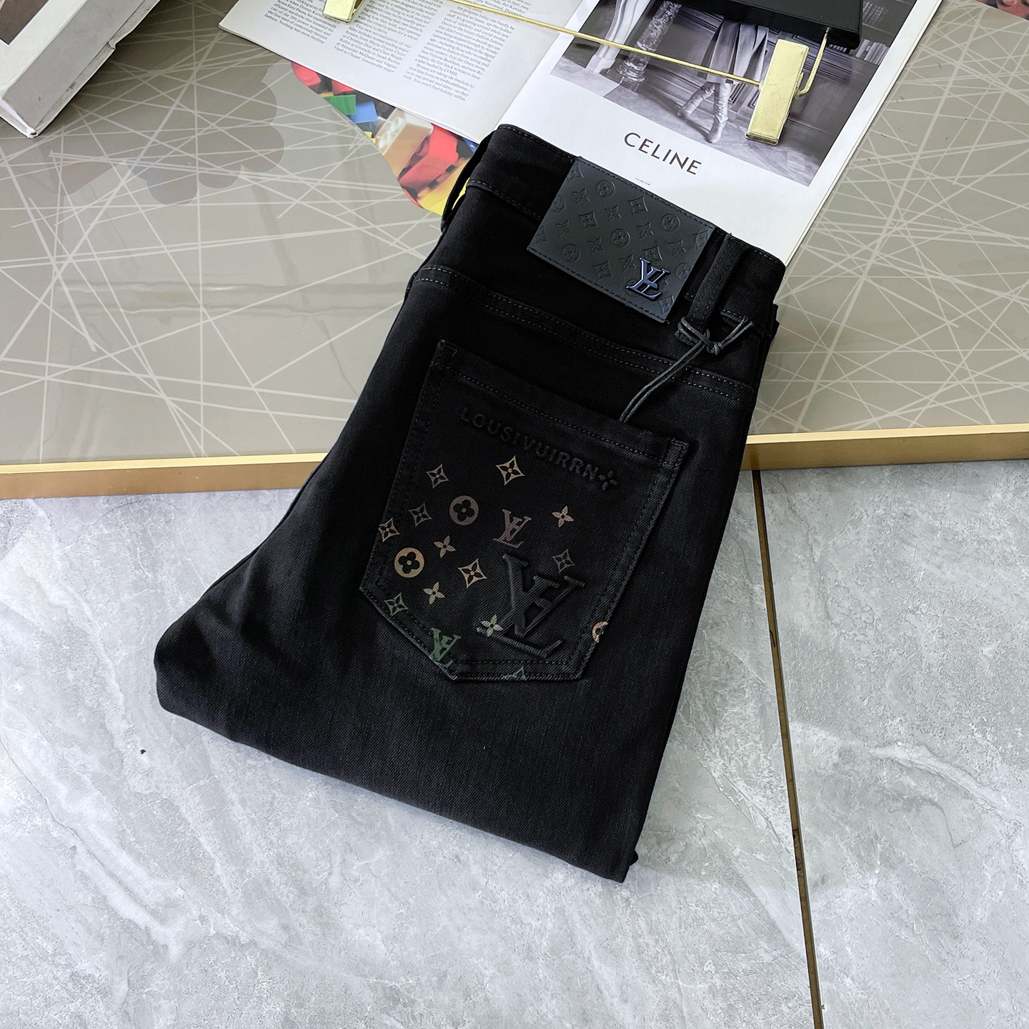 NO:573655,LV - 2025ss Year of the Snake autumn and winter jeans. Original 1:1 production, the perfect choice for daily essentials, simple and stylish, custom imported denim fabric, heavy washing process, complex workmanship and exquisite craftsmanship. Easily cater to the needs of the four seasons, soft and elastic to the touch, smooth and neat, original accessories and hardware, comfortable upper body, very easy to wear and durable, size 29-36, louis vuitton, jeans, alexander wang19860909LV - 2025ss蛇年秋冬牛仔裤.原单1:1制作,日常必备的完美之选,简单大气亦时尚有型,定制进口丹宁面料 ,重工洗水工艺,做工复杂工艺精湛.轻松迎合四季需要,手感柔软带弹力,流畅利落,原版辅料五金,上身舒适非常易搭耐看码数29-36,,louis vuitton,jeans,alexander wang,Men's clothing