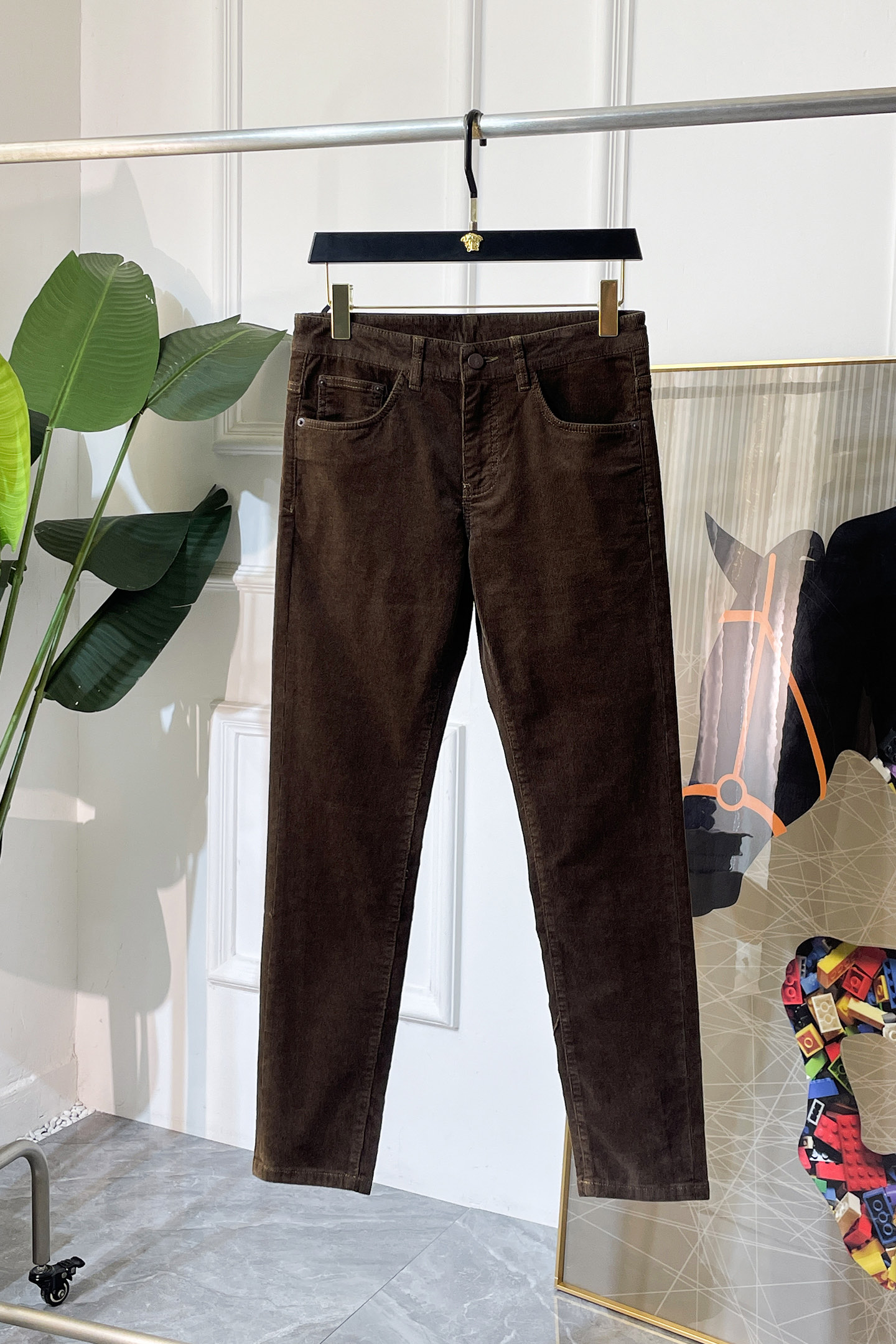 NO:573659,Paul - 2025ss autumn and winter casual pants. Made from the original 1:1, the perfect choice for daily essentials, simple and stylish, custom-made imported corduroy fabric, heavy washing process, complex workmanship and exquisite craftsmanship. Easily cater to the needs of the four seasons, soft and elastic to the touch, smooth and neat, original accessories and hardware, comfortable upper body, very easy to wear and durable, code number 29-36, khaki, coffee, navy blue and black, 4 colors available!  ,,alexander wang19860909保罗 - 2025ss年秋冬休闲裤.原单1:1制作,日常必备的完美之选,简单大气亦时尚有型,定制进口灯芯绒面料 ,重工洗水工艺,做工复杂工艺精湛.轻松迎合四季需要,手感柔软带弹力,流畅利落,原版辅料五金,上身舒适非常易搭耐看码数29-36 卡其 咖啡 藏蓝 黑 4色可选！,,alexander wang,Men's clothing