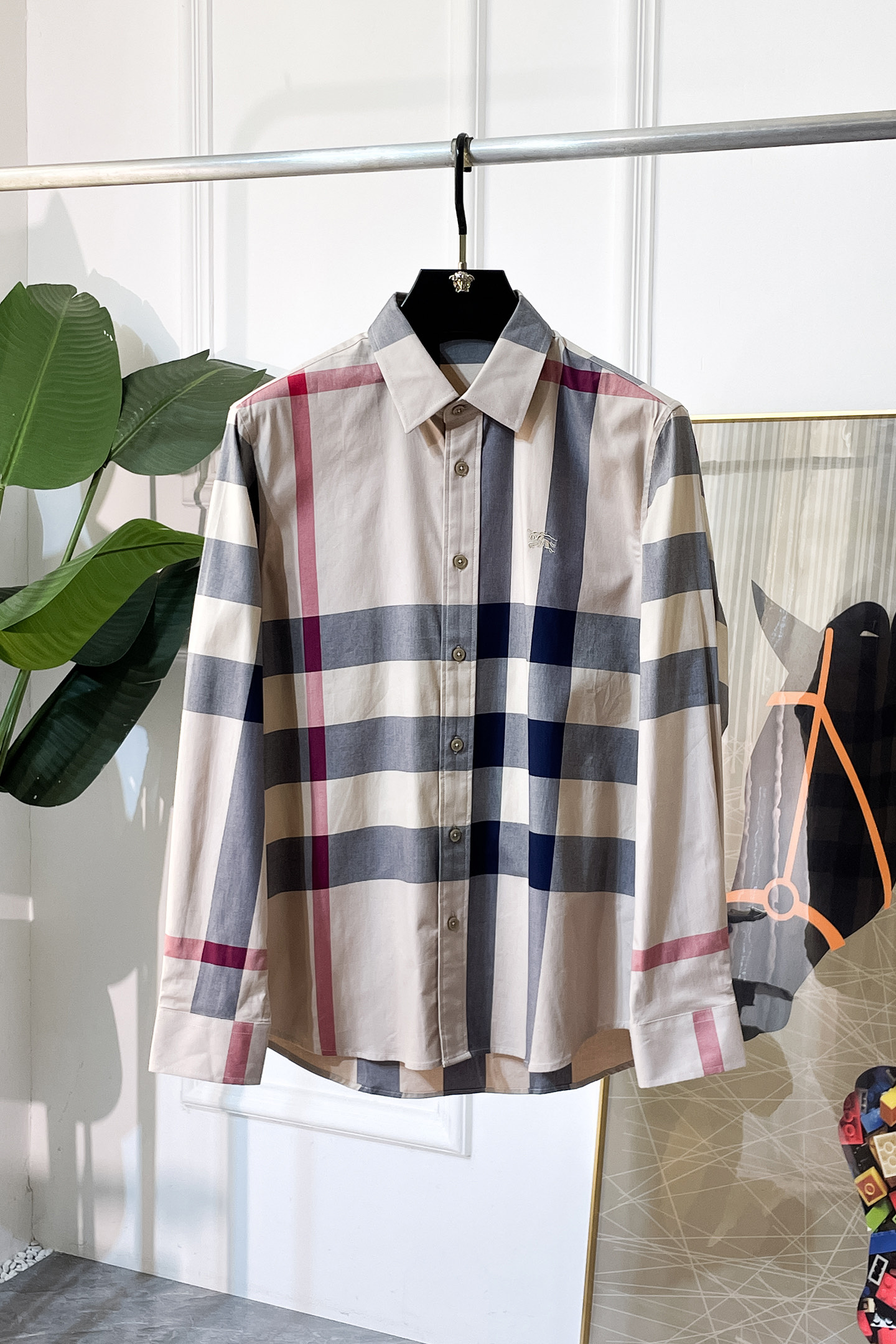 NO:573685,Burberry - 2025ss fashion hot-selling high-quality long-sleeved shirt, sold through trading company channels, in perfect condition, classified as cabinet level, predictable hot-selling, advanced customized imported high-grade cotton blended fabrics, master tailoring, invincible texture, excellent skin-friendly, very outstanding aesthetic design, exquisite craftsmanship, smooth lines, perfect match!  Easily upgrade your sense of fashion, with high recognition, great upper body effect, extremely sophisticated and rigorous workmanship, neat and meticulous wiring, it can be worn for business or daily leisure!  Counter size M-3XL,,burberry,shirts,alexander wang19860909巴宝莉 - 2025ss时尚大爆款精品长袖衬衫,贸易公司渠道货,品相完美如斯,属于入柜级别,可预见性的爆款,高级定制进口高级棉混纺面料,大师级剪裁,质感无敌,亲肤性极佳,非常出彩的美学设计,工艺精湛,线条流畅,完美搭配！轻松将时髦感进阶,有着高强辨识度,上身效果超赞,做工极为考究严谨,走线工整细致,商务抑或日常休闲均可搭配！专柜尺码 M-3XL,,burberry,shirts,alexander wang,Men's clothing