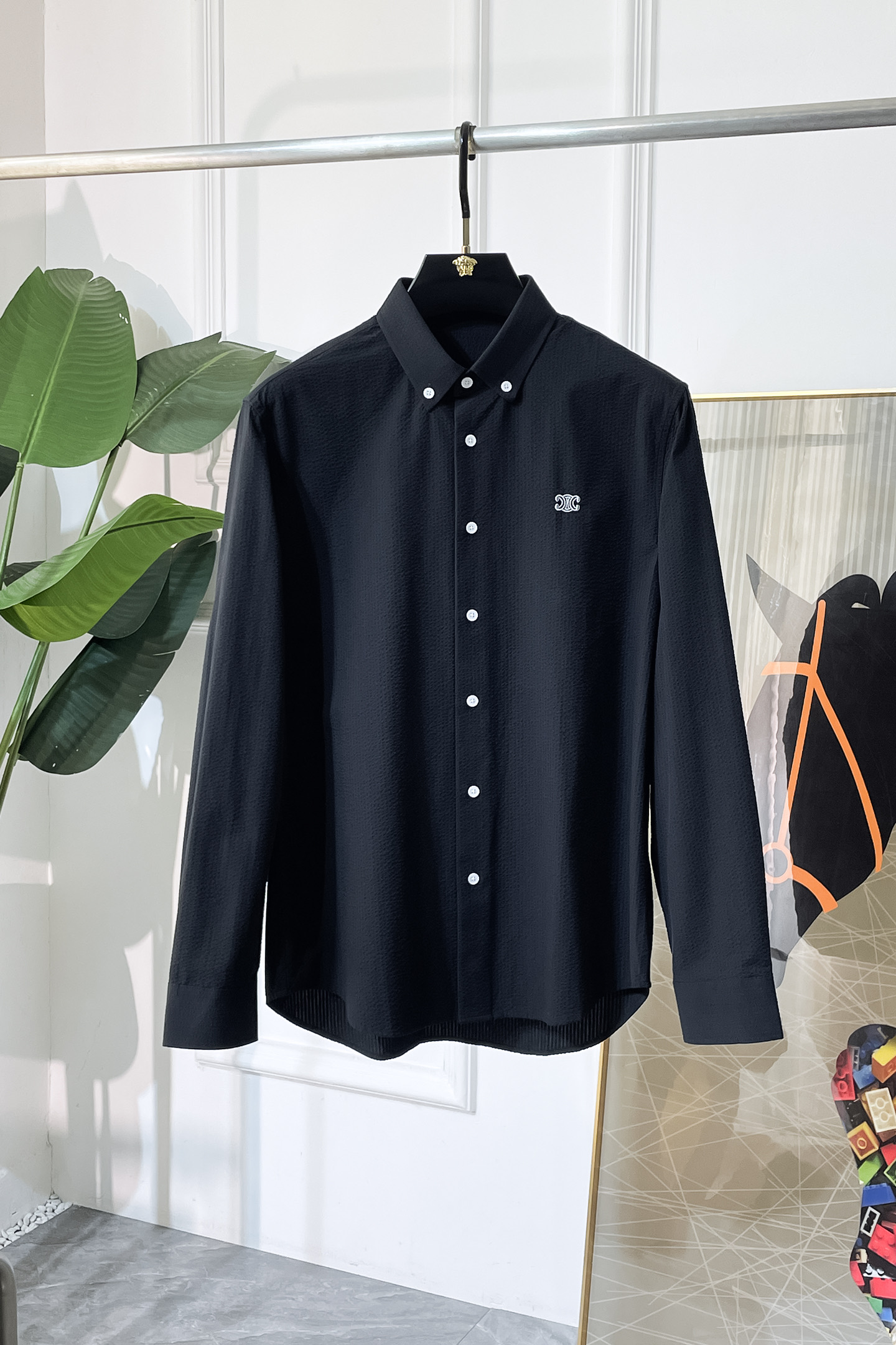 NO:573682,Celine - 2025ss fashion hot-selling high-quality long-sleeved shirt, sold through trading company channels, in perfect condition, belonging to the cabinet level, predictable hot-selling, advanced custom-made imported high-grade cotton blended fabrics, master tailoring, invincible texture, excellent skin-friendly, very outstanding aesthetic design, exquisite craftsmanship, smooth lines, perfect match!  Easily upgrade your sense of fashion, with high recognition, great upper body effect, extremely sophisticated and rigorous workmanship, neat and meticulous wiring, it can be worn for business or daily leisure!  Counter size M-3XL,,celine,shirts,alexander wang19860909赛琳 - 2025ss时尚大爆款精品长袖衬衫,贸易公司渠道货,品相完美如斯,属于入柜级别,可预见性的爆款,高级定制进口高级棉混纺面料,大师级剪裁,质感无敌,亲肤性极佳,非常出彩的美学设计,工艺精湛,线条流畅,完美搭配！轻松将时髦感进阶,有着高强辨识度,上身效果超赞,做工极为考究严谨,走线工整细致,商务抑或日常休闲均可搭配！专柜尺码 M-3XL,,celine,shirts,alexander wang,Men's clothing