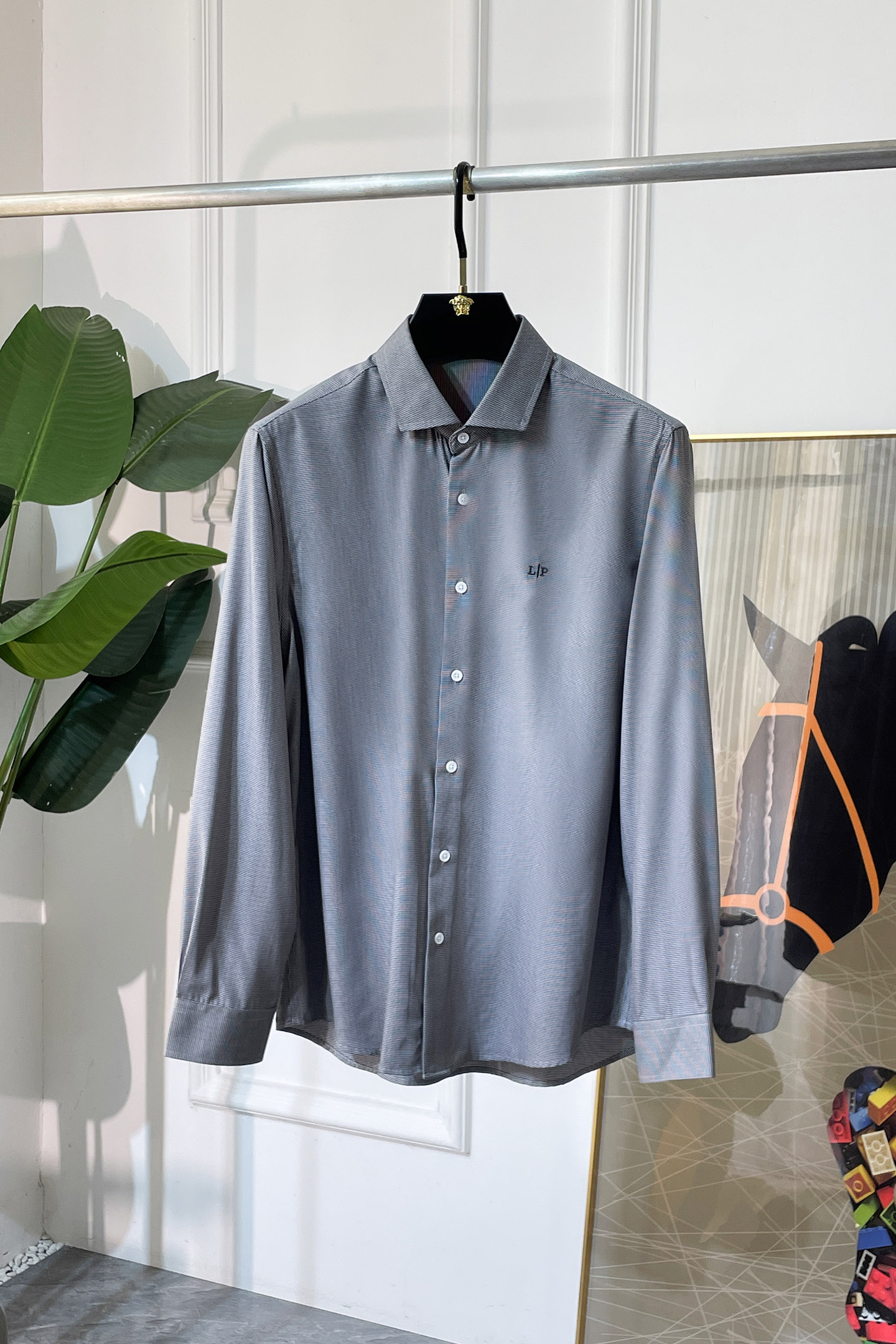 NO:573679,LP Nuoyo - 2025ss fashion hot-selling high-quality long-sleeved shirt, sold through trading company channels, in perfect condition, belonging to the cabinet level, predictable hot-selling, advanced custom-made imported high-grade cotton blended fabrics, master-level tailoring, invincible texture, excellent skin-friendly, very outstanding aesthetic design, exquisite craftsmanship, smooth lines, perfect match!  Easily upgrade your sense of fashion, with high recognition, great upper body effect, extremely sophisticated and rigorous workmanship, neat and meticulous wiring, it can be worn for business or daily leisure!  Counter size M-3XL,,loro piana,shirts,alexander wang19860909LP诺悠 - 2025ss时尚大爆款精品长袖衬衫,贸易公司渠道货,品相完美如斯,属于入柜级别,可预见性的爆款,高级定制进口高级棉混纺面料,大师级剪裁,质感无敌,亲肤性极佳,非常出彩的美学设计,工艺精湛,线条流畅,完美搭配！轻松将时髦感进阶,有着高强辨识度,上身效果超赞,做工极为考究严谨,走线工整细致,商务抑或日常休闲均可搭配！专柜尺码 M-3XL,,loro piana,shirts,alexander wang,Men's clothing