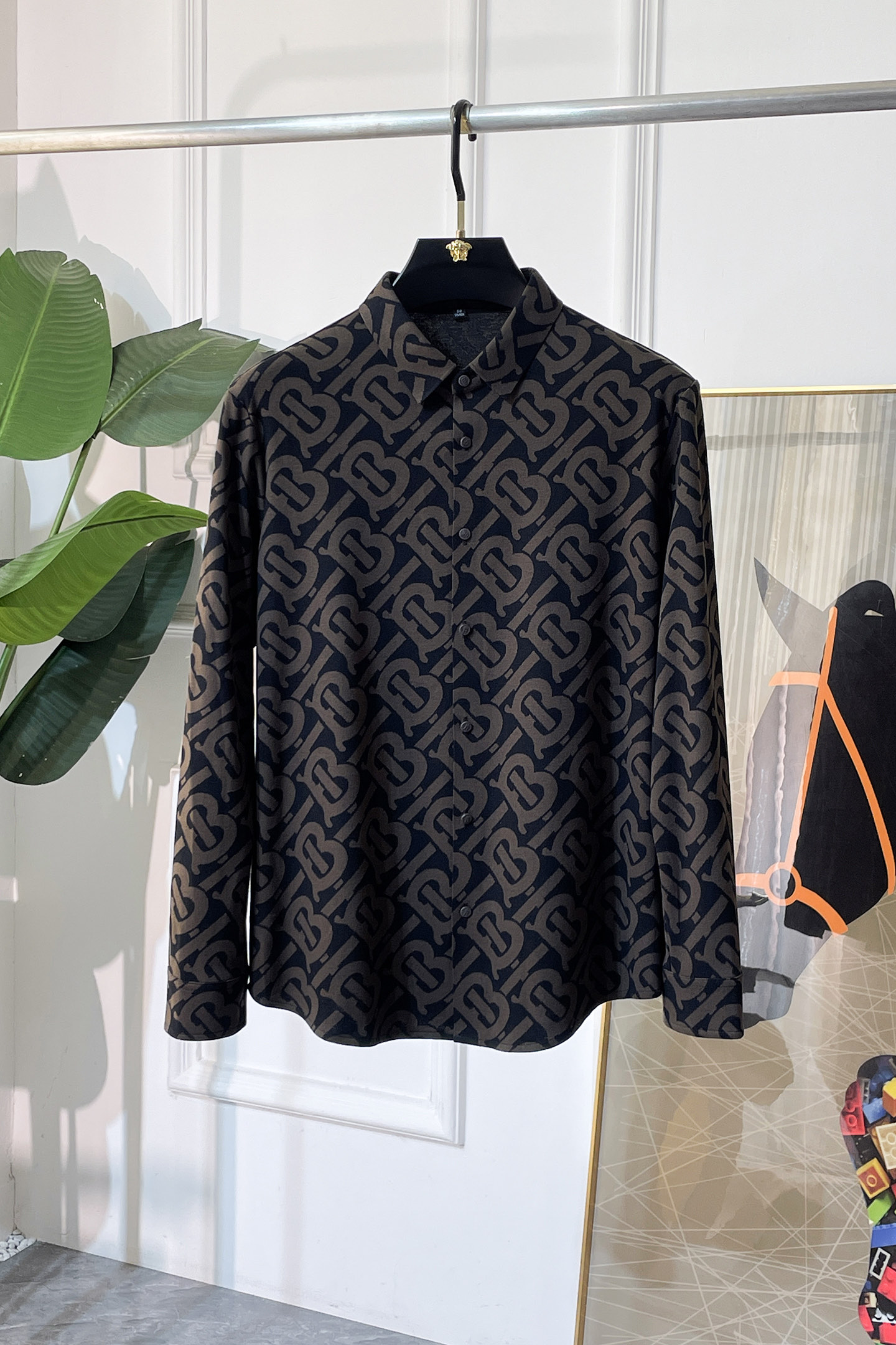 NO:573688,Burberry - 2025ss fashion hot-selling high-quality cashmere long-sleeved shirt, sold through trading company channels, in perfect condition, belonging to cabinet level, predictable hot-selling, advanced custom-made imported high-grade cotton blended fabrics, master tailoring, invincible texture, excellent skin-friendly, very outstanding aesthetic design, exquisite craftsmanship, smooth lines, perfect match!  Easily upgrade your sense of fashion, with high recognition, great upper body effect, extremely sophisticated and rigorous workmanship, neat and meticulous wiring, it can be worn for business or daily leisure!  Counter size M-3XL,,burberry,shirts,alexander wang19860909巴宝莉 - 2025ss时尚大爆款精品羊绒长袖衬衫,贸易公司渠道货,品相完美如斯,属于入柜级别,可预见性的爆款,高级定制进口高级棉混纺面料,大师级剪裁,质感无敌,亲肤性极佳,非常出彩的美学设计,工艺精湛,线条流畅,完美搭配！轻松将时髦感进阶,有着高强辨识度,上身效果超赞,做工极为考究严谨,走线工整细致,商务抑或日常休闲均可搭配！专柜尺码 M-3XL,,burberry,shirts,alexander wang,Men's clothing