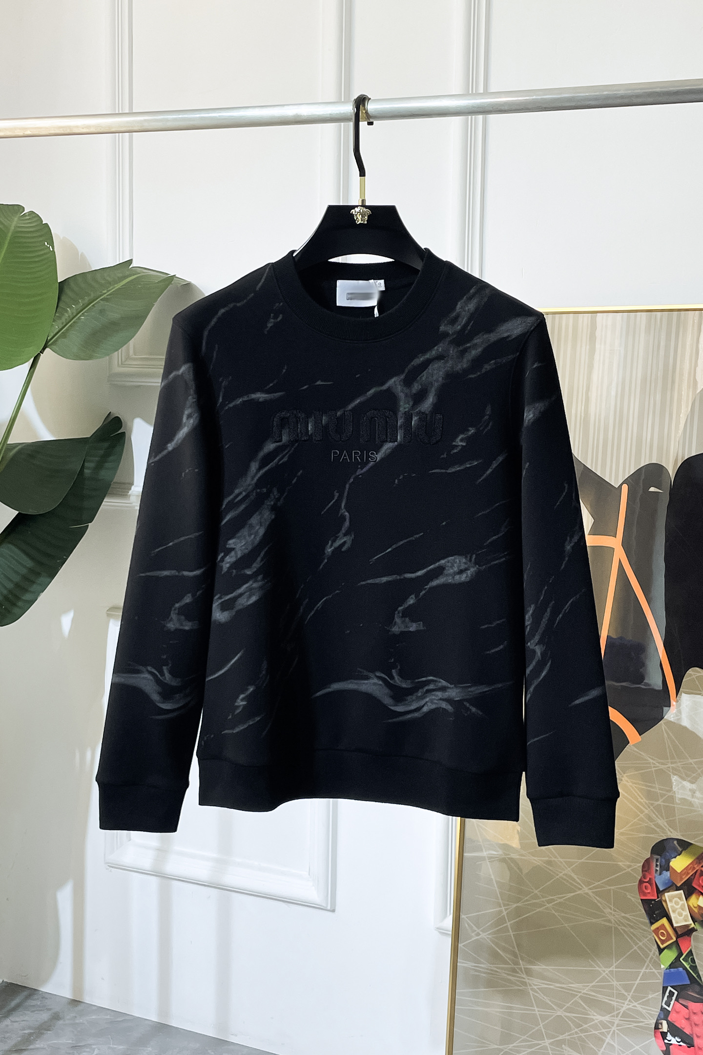 NO:690985,Miu Miu - 2025ss hot new style in autumn, the highest version of fashionable pullover sweatshirt, a classic that must be released every year. Favored and respected by major stars, it uses high-end European cotton blended fabrics, heavy craftsmanship, original hardware accessories and logo design, soft and smooth, and dense texture!  Stylish upper body!  One of the impeccable must-have styles for autumn!  M-3XL maximum weight!  ,,hoodie,sweatshirts,19860909谬谬 - 2025ss秋季大爆新款,最高版本时尚套头卫衣、每年必出的经典之作.受各大明星的青睐推崇,精选高端欧棉混纺面料,重工艺制作,原版五金辅料logo设计,柔软顺滑,质地密实！上身时尚有型！秋季无可挑剔必选款式之一！M-3XL 最大穿斤！,,hoodie,sweatshirts,,Men's clothing