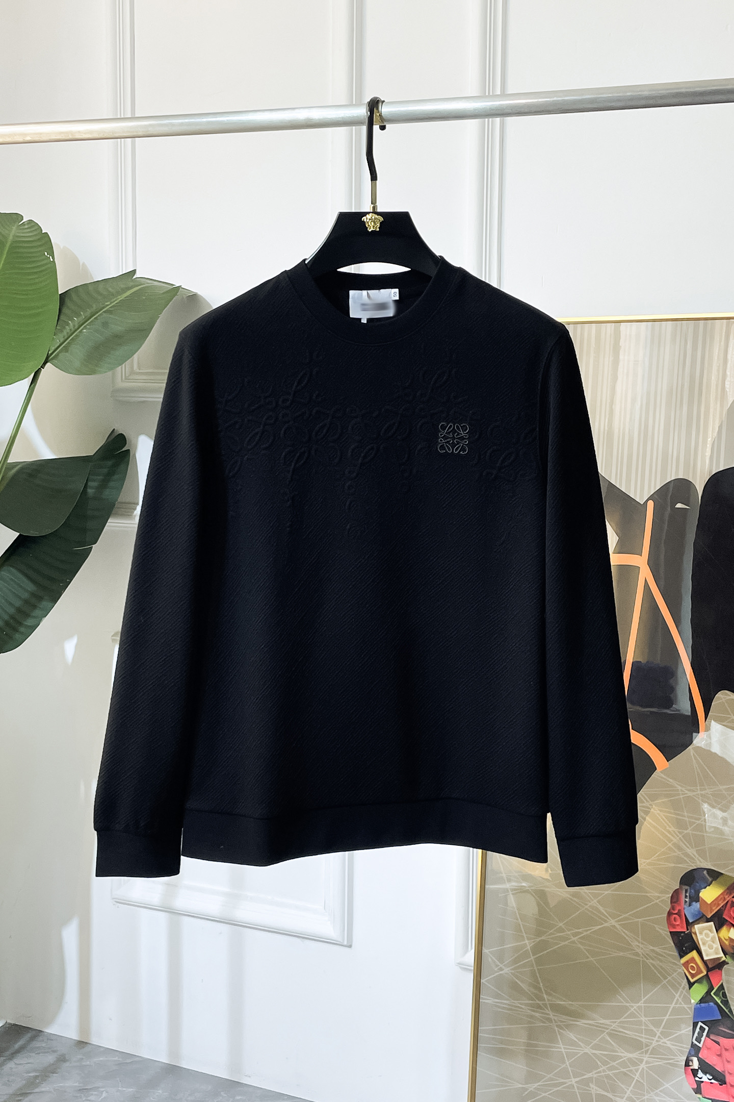 NO:573664,Luo Yiwei - 2025ss hot new style in autumn, the highest version of fashionable pullover sweatshirt and T-shirt, a classic that must be released every year. Favored and respected by major stars, it selects high-end European cotton blended fabrics, made with heavy craftsmanship, original hardware accessories logo design, soft and smooth, and dense texture!  Stylish upper body!  One of the impeccable must-have styles for autumn!  M-3XL,,loewe,hoodie,sweatshirts,tees,t-shirt,alexander wang19860909罗意威 - 2025ss秋季大爆新款,最高版本时尚套头卫衣T恤、每年必出的经典之作.受各大明星的青睐推崇,精选高端欧棉混纺面料,重工艺制作,原版五金辅料logo设计,柔软顺滑,质地密实！上身时尚有型！秋季无可挑剔必选款式之一！M-3XL,,loewe,hoodie,sweatshirts,tees，t-shirt,alexander wang,Men's clothing