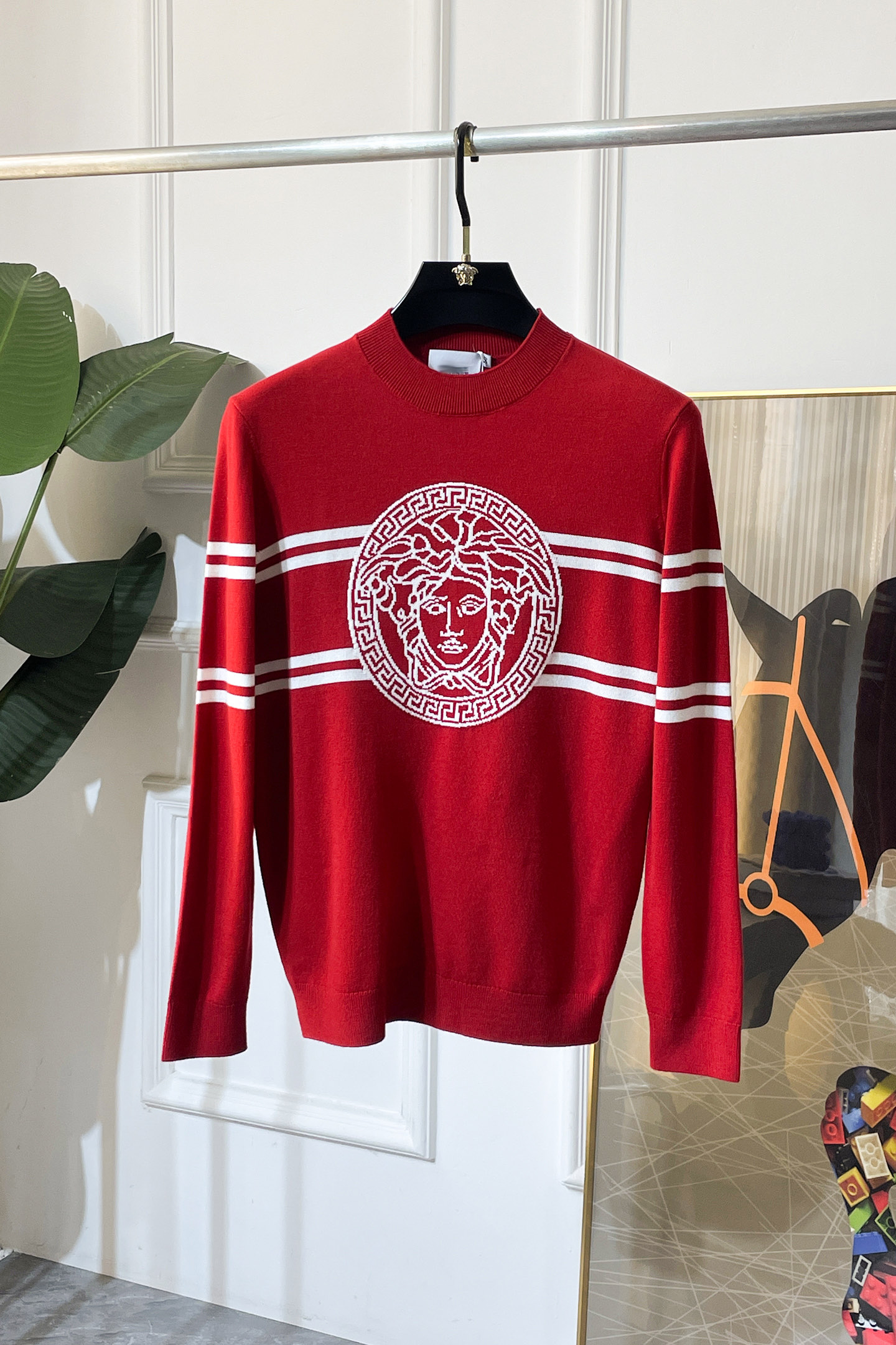 NO:573667,Versace - 2025SS Autumn and Winter Counter Hot Knitted Sweaters, Casual and Fashionable Outerwear, Must-Have Interior Styles, Customized Imported Wool Blended Fabrics, The Fabrics Have a Fine Handle, Comfortable Close-fitting, Not Pricking, Good Upper Body Shape, Warm to wear, Counter Logo Design is Very Unique, Original Quality and Craftsmanship, Absolutely the Highest Version on the Market. Top Original Originals Wear Awesome, Smooth and Stiff, Not Easily Deformed. The Overlocking and Sewing Plates Are Very Rigorous, Absolute First-line OEM Requirements!  Don’t miss it, male gods!  Size M-3XL,versace,alexander wang19860909范思哲 - 2025ss秋冬专柜大爆款针织毛衫,休闲时尚外穿 内搭必备款,定制进口羊毛混纺面料,面料手感细腻,贴身舒适不扎肉,上身版型好 穿着保暖,专柜标志设计非常独特,原版品质与工艺 绝对市场最高版本 顶级原版穿着超赞 柔顺挺括,不易变形.锁边缝盘都非常严谨考究 绝对一线代工要求！男神们别错过！ 尺码 M-3XL,,versace,alexander wang,Men's clothing