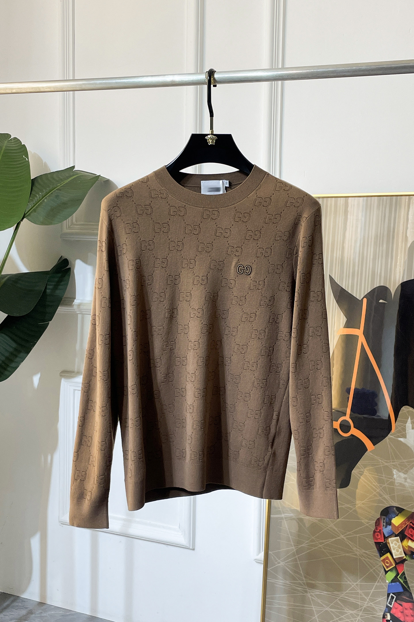 NO:573676,Gucci - 2025ss Autumn and Winter Counter Hot Knitted Sweaters, Casual and Fashionable Outerwear, Must-Have Interior Style, Customized Imported Wool Blended Fabric, The Fabric Has a Fine Handle, It's Close-fitting and Comfortable without Pricking the Flesh, The Upper Body Has a Good Fit, It Keeps You Warm, The Counter Logo Design is Very Unique, The Original Quality and Craftsmanship is Absolutely the Highest Version on the Market. The top original version is awesome to wear. It is soft and crisp, not easy to deform. The overlocking and sewing plates are very rigorous and elegant. Absolutely the first-line OEM requirements!  Don’t miss it, male gods!  Size M-3XL,,alexander wang19860909古奇 - 2025ss秋冬专柜大爆款针织毛衫,休闲时尚外穿 内搭必备款,定制进口羊毛混纺面料,面料手感细腻,贴身舒适不扎肉,上身版型好 穿着保暖,专柜标志设计非常独特,原版品质与工艺 绝对市场最高版本 顶级原版穿着超赞 柔顺挺括,不易变形.锁边缝盘都非常严谨考究 绝对一线代工要求！男神们别错过！ 尺码 M-3XL,,alexander wang,Men's clothing