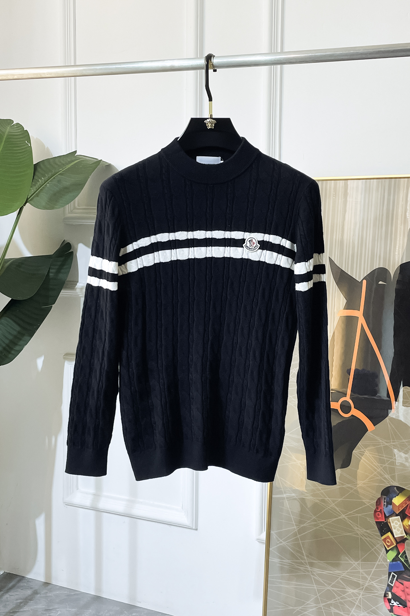 NO:573670,Mengkou - 2025SS Autumn and Winter counter's popular knitted sweater, casual and fashionable outer wear, a must-have for inner wear, custom-made imported wool blended fabric, the fabric has a delicate feel, close to the body and is comfortable without digging into the flesh, and the upper body has a good shape. It is warm to wear, the counter logo design is very unique, the original quality and craftsmanship are definitely the highest version on the market. The top original version is awesome to wear. It is soft and crisp, not easy to deform. The seams and stitching plates are very rigorous and elegant. Absolute first-line OEM requirements!  Don’t miss it, male gods!  Size M-3XL,,Moncler,alexander wang19860909蒙口 - 2025ss秋冬专柜大爆款针织毛衫,休闲时尚外穿 内搭必备款,定制进口羊毛混纺面料,面料手感细腻,贴身舒适不扎肉,上身版型好 穿着保暖,专柜标志设计非常独特,原版品质与工艺 绝对市场最高版本 顶级原版穿着超赞 柔顺挺括,不易变形.锁边缝盘都非常严谨考究 绝对一线代工要求！男神们别错过！ 尺码 M-3XL,,Moncler,alexander wang,Men's clothing