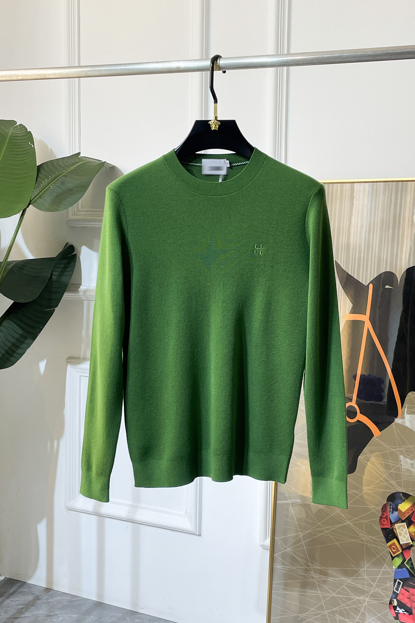 NO:573673,Hermès - 2025ss Autumn and Winter counter hot-selling knitted sweaters, casual and fashionable outerwear, a must-have for inner wear, custom-made imported wool blended fabrics, the fabric has a delicate feel, close to the body and is comfortable without digging into the flesh, and the upper body has a good shape. It is warm to wear, and the counter logo design is very unique. The original quality and craftsmanship are definitely the highest version on the market. The top original version is awesome to wear. It is soft and crisp, not easy to deform. The seams and seams are very rigorous and elegant. Absolute first-line OEM requirements!  Don’t miss it, male gods!  Size M-3XL,,hermes,alexander wang19860909爱玛仕 - 2025ss秋冬专柜大爆款针织毛衫,休闲时尚外穿 内搭必备款,定制进口羊毛混纺面料,面料手感细腻,贴身舒适不扎肉,上身版型好 穿着保暖,专柜标志设计非常独特,原版品质与工艺 绝对市场最高版本 顶级原版穿着超赞 柔顺挺括,不易变形.锁边缝盘都非常严谨考究 绝对一线代工要求！男神们别错过！ 尺码 M-3XL,,hermes,alexander wang,Men's clothing