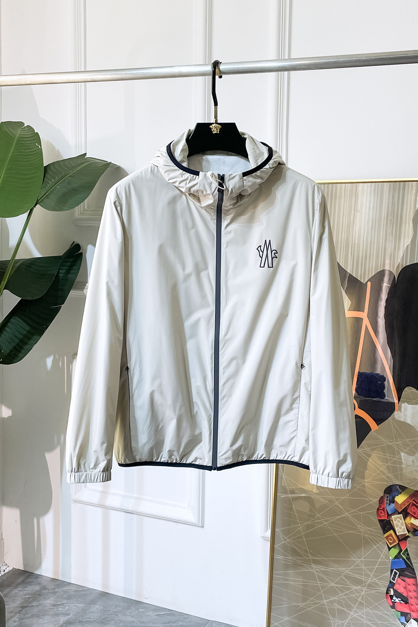 NO:573677,Mengkou - 2025ss autumn and winter hot-selling boutique jacket, customized with high-quality polyester fiber fabric!  Logo design with top fashion big-name elements, complete with three standards!  Original hardware accessories, smooth lines, exquisite craftsmanship, awesome upper body shape, comfortable fabrics, windproof and warm, it is very fashionable, handsome and a must-have for casual and fashionable men with any combination!  Sizes M-3XL can fit up to 190 pounds!  ,,Moncler,jackets & coats,jackets & coats,alexander wang19860909蒙口- 2025ss秋冬大爆款精品夹克外套,定制高品质聚酯纤维面料！顶级时尚大牌元素logo设计,三标齐全！原版五金辅料,线条流畅,工艺精致,上身版型超赞,面料舒适,挡风保暖,随意搭配都非常时尚帅气休闲时尚男仕必备款哦！尺码M-3XL 最大可穿190斤！,,Moncler,jackets & coats,jackets & coats,alexander wang,Men's clothing