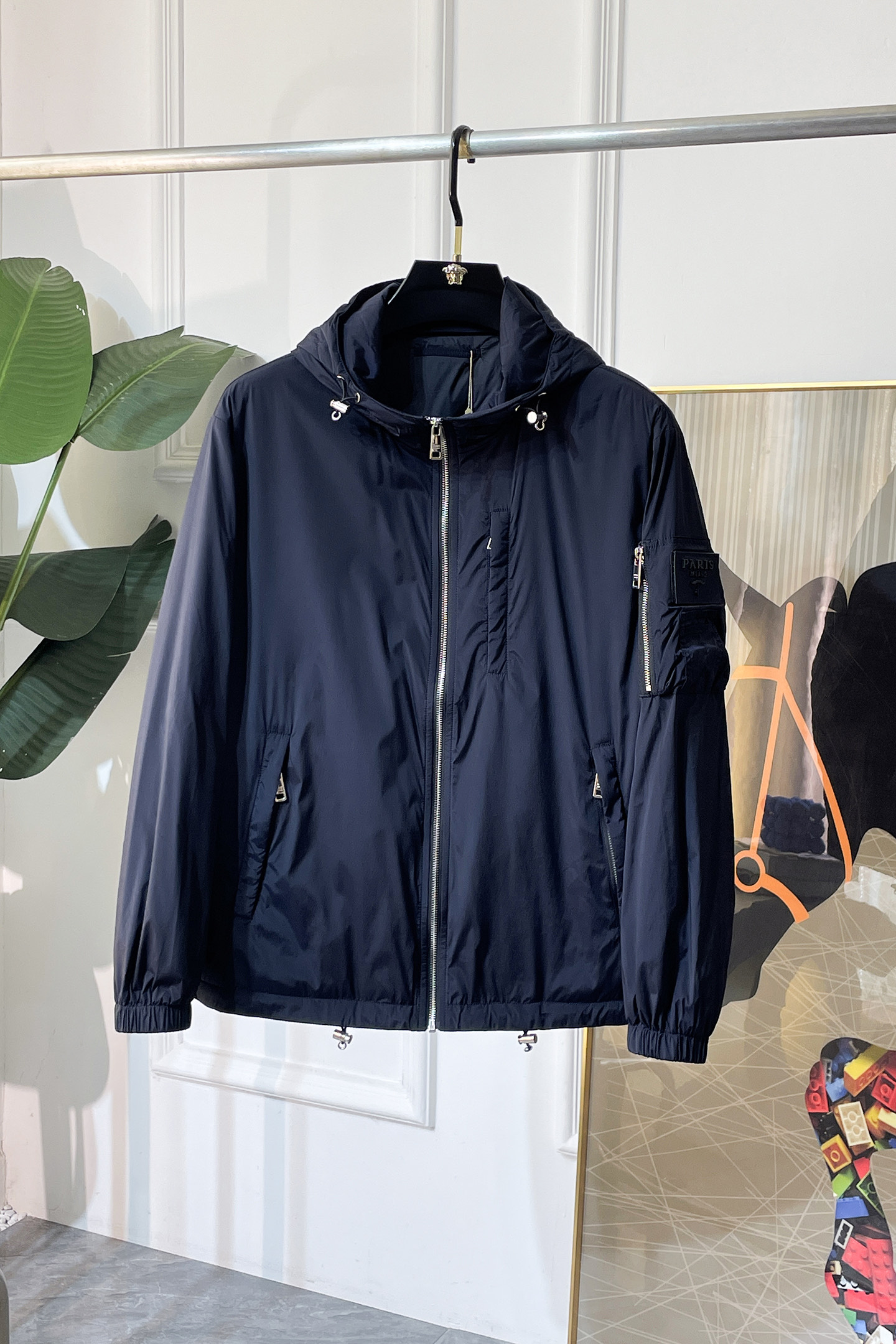 NO:690976,Prada - 2025ss autumn and winter hot style boutique jacket, customized high-quality polyester fiber fabric!  Logo design with top fashion big-name elements, complete with three standards!  Original hardware accessories, smooth lines, exquisite craftsmanship, awesome upper body shape, comfortable fabrics, windproof and warm, it is very fashionable, handsome and a must-have for casual and fashionable men with any combination!  Size M-3XL, maximum weight can be worn!  ,,prada,jackets & coats,jackets & coats,19860909普拉达 - 2025ss秋冬大爆款精品夹克外套,定制高品质聚酯纤维面料！顶级时尚大牌元素logo设计,三标齐全！原版五金辅料,线条流畅,工艺精致,上身版型超赞,面料舒适,挡风保暖,随意搭配都非常时尚帅气休闲时尚男仕必备款哦！尺码M-3XL 最大可穿斤！,,prada,jackets & coats,jackets & coats,,Men's clothing