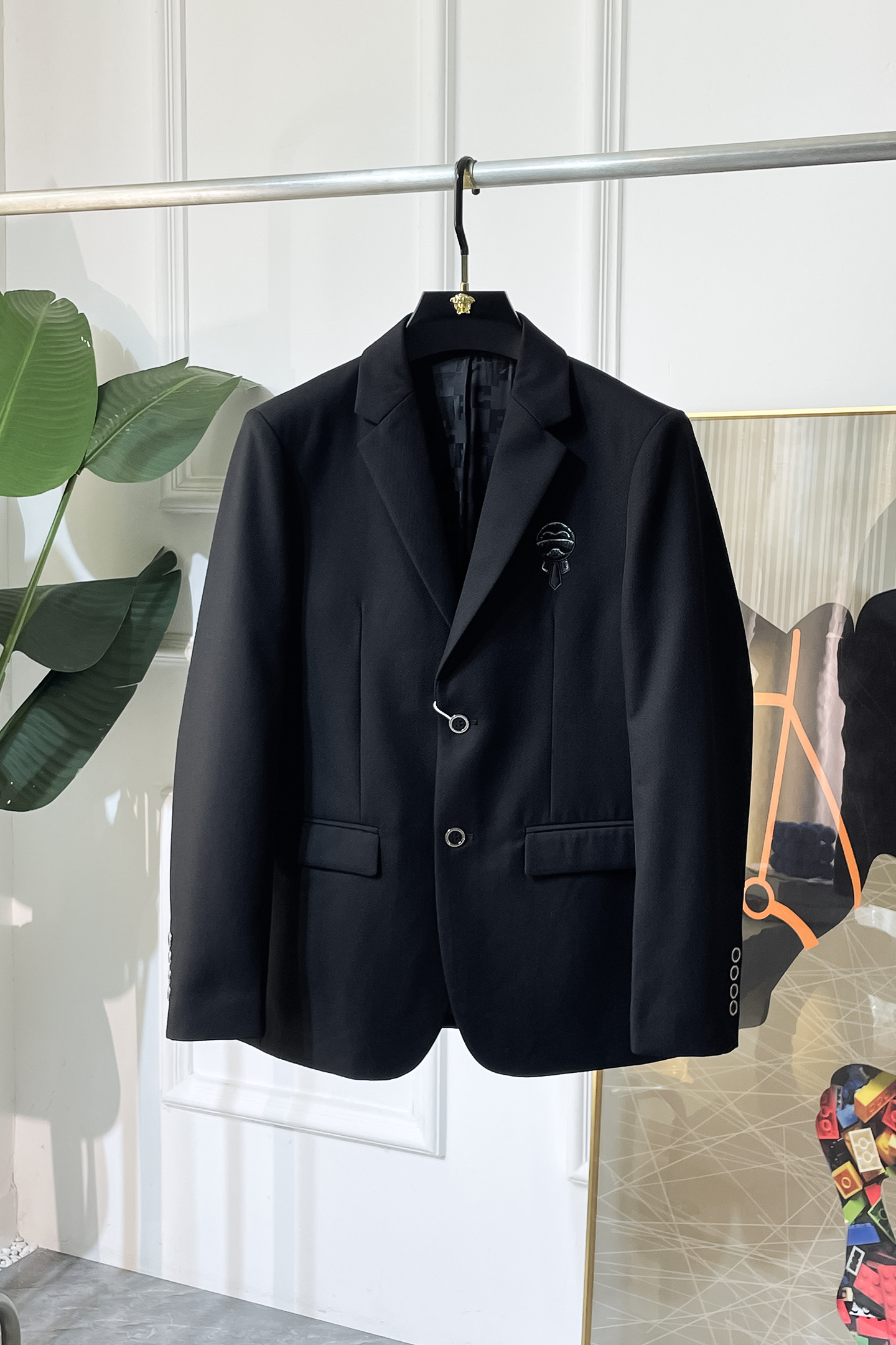 NO:573689,Fendi - 2025ss Snake Autumn and Winter hot style casual suit jacket. The most fashionable and simple design, elegant and decent, casual and exquisite. Fabric This technologically customized polyester fabric is not a traditional design and looks more youthful and fashionable. The details are very particular. The upper body effect is a regular style but the tailoring is very special. The effect is not loose or slim. It is moderate. No matter whether you are fat or thin, there are different styles. Sizes 48-56, fendi, jackets & coats, business  suit,alexander wang19860909芬迪- 2025ss蛇年秋冬大爆款休闲西装外套 最为时尚简约设计,大气得体,随意中凸显精致.面料 此款科技定制聚酯纤维面料, 不是传统的设计 更加显得年轻时尚 细节 非常讲究 上身效果属于常规款但是剪裁非常特别 效果并不是宽松 也不是修身 属于适中 无论胖瘦穿上身 都有不同的风格尺码48-56,,fendi,jackets & coats,business suit,alexander wang,Men's clothing