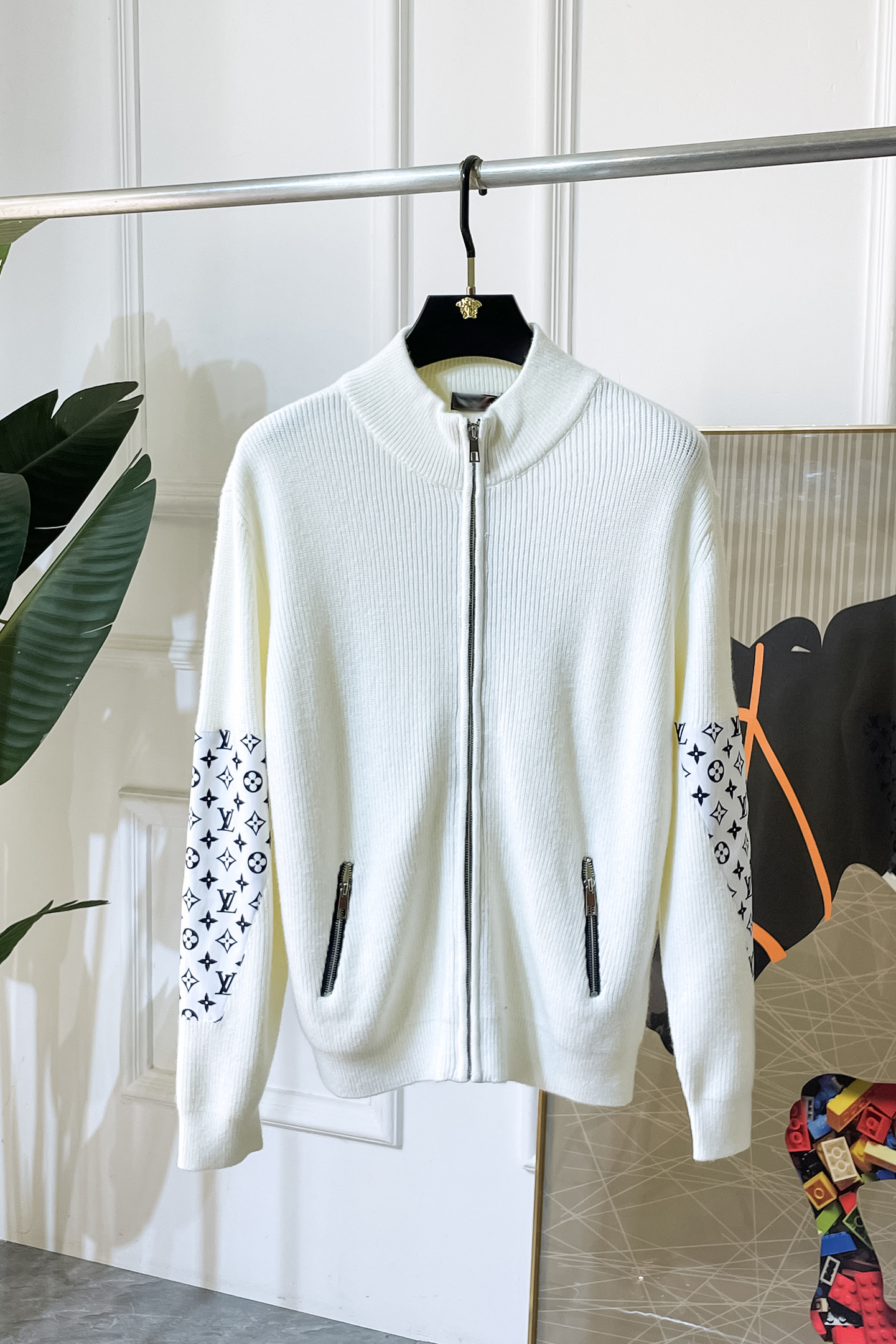 NO:690977,LV-  2025 new autumn and winter men's wool knitted cardigan jacket. The hot-selling item is on sale at the counter, and every major fashion buyer star has a versatile item. It is simple and fashionable, and the upper body is full of gentleman style. The whole sweater is not only exquisite in texture, but also in fine workmanship.  The fine workmanship is even and neat. The overall beauty and elegance ensure that the silhouette of the clothes is not easily deformed. The custom-made wool fabric is neither very loose nor very tight, and has very good recovery properties. A fashion item that is both cold-resistant and fashionable in autumn and winter. m-3XL,, louis  vuitton,jackets & coats,sweaters,19860909LV - 2025秋冬新款男士羊毛针织开衫外套.专柜在售爆款单品,各大时尚买手明星人手一件的百搭单品.简单时尚甚是好看,上身绅士范十足.整件毛衣不单纹理工艺精美,走线更是精工细作均匀整齐.整体美观大方保证了衣服的廓形不易变形.定制羊毛面料,既不会很宽松也不会很紧绷,恢复性非常好.秋冬御寒与时尚兼备的一款时装单品.m-3XL,,louis vuitton,jackets & coats,sweaters,,Men's clothing