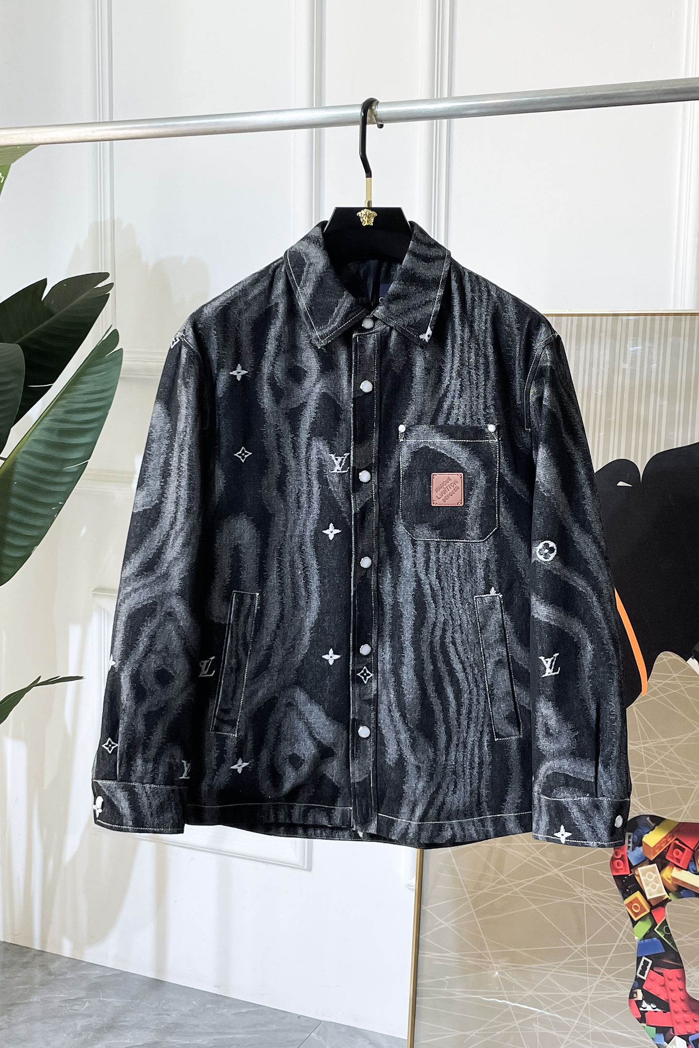 NO:573680,LV - 2025ss autumn and winter hot-selling boutique jacket, customized with high-quality polyester fiber fabric!  Logo design with top fashion big-name elements, complete with three standards!  Original hardware accessories, smooth lines, exquisite craftsmanship, awesome upper body shape, comfortable fabrics, windproof and warm, it is very fashionable, handsome and a must-have for casual and fashionable men with any combination!  Sizes M-3XL can fit up to 190 pounds!  ,,louis vuitton,jackets & coats,jackets & coats,alexander wang19860909LV - 2025ss秋冬大爆款精品夹克外套,定制高品质聚酯纤维面料！顶级时尚大牌元素logo设计,三标齐全！原版五金辅料,线条流畅,工艺精致,上身版型超赞,面料舒适,挡风保暖,随意搭配都非常时尚帅气休闲时尚男仕必备款哦！尺码M-3XL 最大可穿190斤！,,louis vuitton,jackets & coats,jackets & coats,alexander wang,Men's clothing