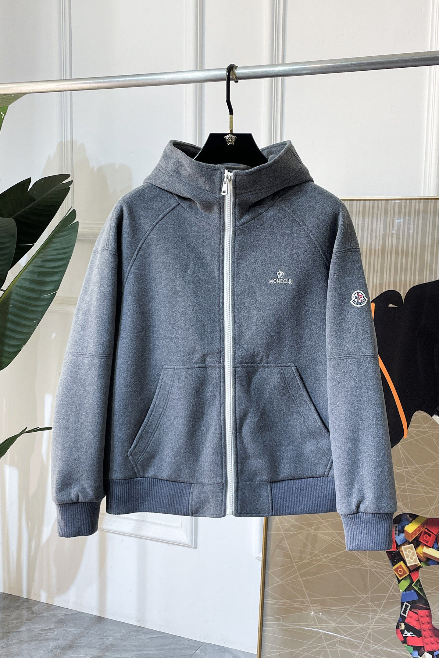 NO:573686,Mengkou - 2025ss autumn and winter hot style cashmere jacket, customized high-quality polyester fiber wool fabric!  Logo design with top fashion big-name elements, complete with three standards!  Original hardware accessories, smooth lines, exquisite craftsmanship, awesome upper body shape, comfortable fabrics, windproof and warm, it is very fashionable, handsome and a must-have for casual and fashionable men with any combination!  Sizes M-3XL can fit up to 190 pounds!  ,,Moncler,jackets & coats,jackets & coats,alexander wang19860909蒙口 - 2025ss秋冬大爆款精品羊绒夹克外套,定制高品质聚酯纤维羊毛面料！顶级时尚大牌元素logo设计,三标齐全！原版五金辅料,线条流畅,工艺精致,上身版型超赞,面料舒适,挡风保暖,随意搭配都非常时尚帅气休闲时尚男仕必备款哦！尺码M-3XL 最大可穿190斤！,,Moncler,jackets & coats,jackets & coats,alexander wang,Men's clothing