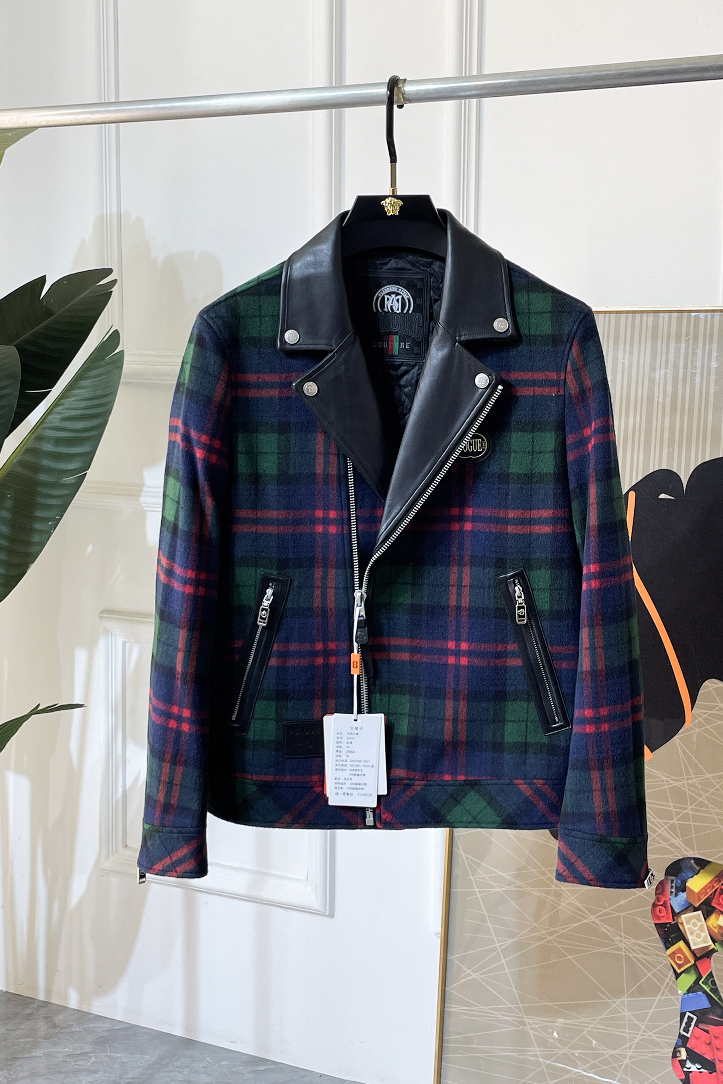 NO:727024,Exchange Gucci after the year - ss autumn and winter hot model wool motorcycle style leather jacket, customized high-quality polyester fiber fabric!  Logo design with top fashion big-name elements, complete with three standards!  Original hardware accessories, smooth lines, exquisite craftsmanship, awesome upper body shape, comfortable fabrics, windproof and warm, it is very fashionable, handsome and a must-have for casual and fashionable men with any combination!  Sizes M-3XL can fit up to 190 pounds!  ,,jackets & coats,jackets & coats,19860909年后退换古奇 - ss秋冬大爆款精品羊毛机车款拼真皮夹克外套,定制高品质聚酯纤维面料！顶级时尚大牌元素logo设计,三标齐全！原版五金辅料,线条流畅,工艺精致,上身版型超赞,面料舒适,挡风保暖,随意搭配都非常时尚帅气休闲时尚男仕必备款哦！尺码M-3XL 最大可穿190斤！,,jackets & coats,jackets & coats,,Men's clothing