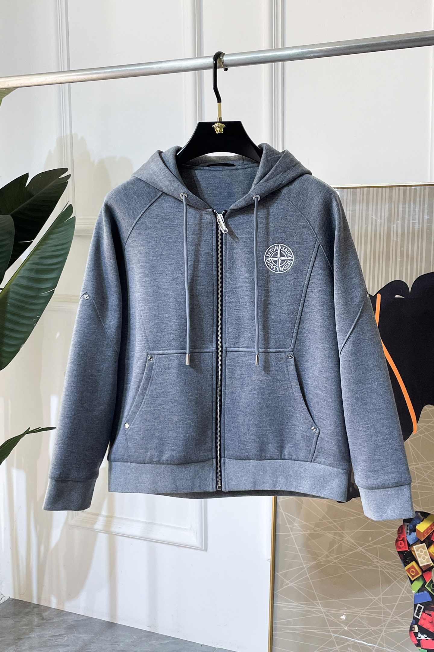 NO:690974,Stone Island - 2025ss autumn and winter hot-selling boutique jackets, customized with high-quality polyester fiber fabric!  Logo design with top fashion big-name elements, complete with three standards!  Original hardware accessories, smooth lines, exquisite craftsmanship, awesome upper body shape, comfortable fabrics, windproof and warm, it is very fashionable, handsome and a must-have for casual and fashionable men with any combination!  Size M-3XL, maximum weight can be worn!  ,,jackets & coats,jackets & coats,19860909石头岛- 2025ss秋冬大爆款精品夹克外套,定制高品质聚酯纤维面料！顶级时尚大牌元素logo设计,三标齐全！原版五金辅料,线条流畅,工艺精致,上身版型超赞,面料舒适,挡风保暖,随意搭配都非常时尚帅气休闲时尚男仕必备款哦！尺码M-3XL 最大可穿斤！,,jackets & coats,jackets & coats,,Men's clothing