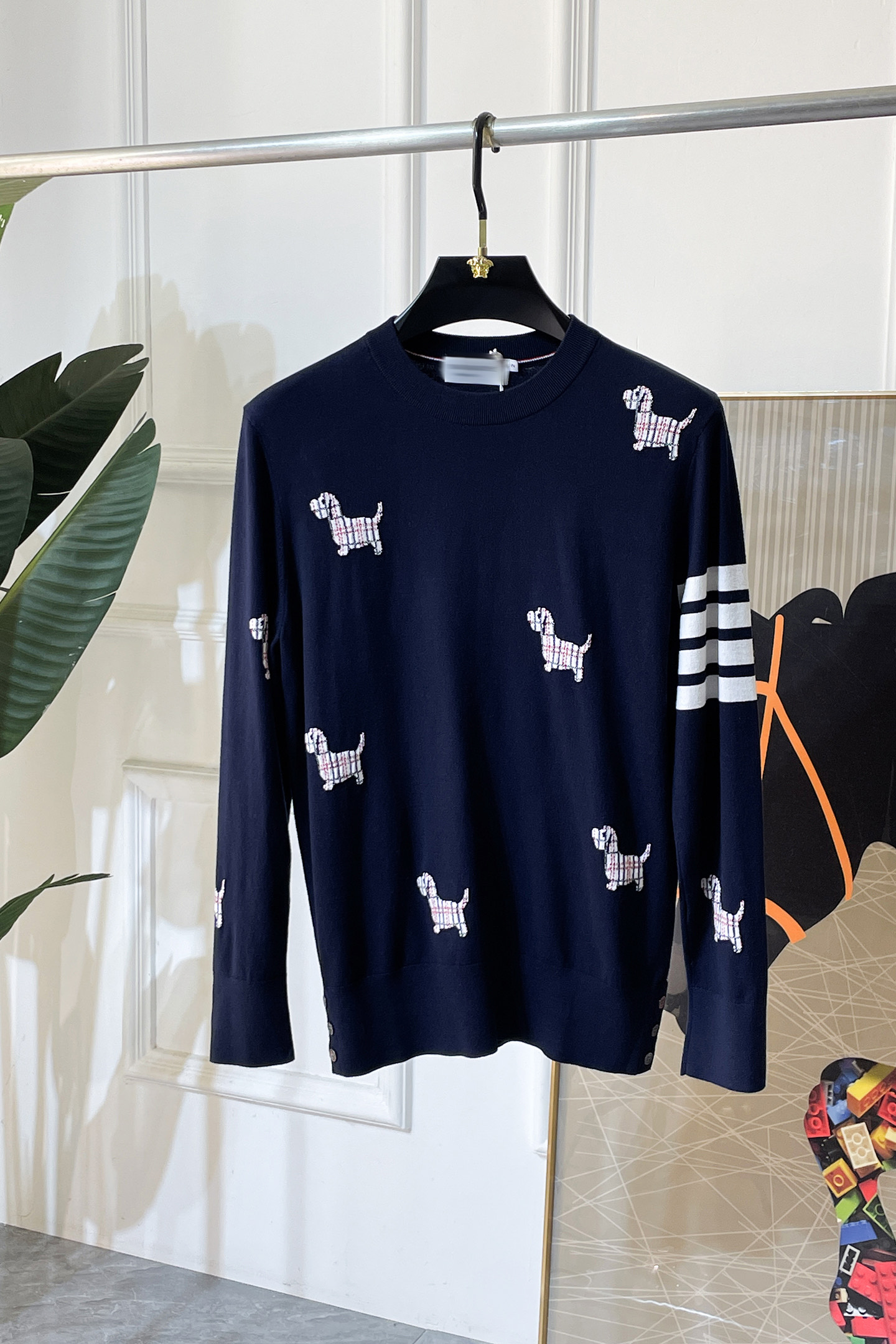 NO:598304,TB - 2025ss Autumn and Winter counter's popular knitted sweater, casual and fashionable outer wear, a must-have for inner wear, custom-made imported wool blended fabric, the fabric has a delicate feel, close to the body and is comfortable without digging into the flesh, and has a good upper body shape. It is warm to wear, and the counter logo design is very unique. The original quality and craftsmanship are definitely the highest version on the market. The top original version is awesome to wear. It is soft and crisp, not easy to deform. The seams and seams are very rigorous and elegant. Absolutely the first-line OEM requirements!  Don’t miss it, male gods!  Size M-3XL,,alexander wang19860909TB - 2025ss秋冬专柜大爆款针织毛衫,休闲时尚外穿 内搭必备款,定制进口羊毛混纺面料,面料手感细腻,贴身舒适不扎肉,上身版型好 穿着保暖,专柜标志设计非常独特,原版品质与工艺 绝对市场最高版本 顶级原版穿着超赞 柔顺挺括,不易变形.锁边缝盘都非常严谨考究 绝对一线代工要求！男神们别错过！ 尺码 M-3XL,,alexander wang,Men's clothing