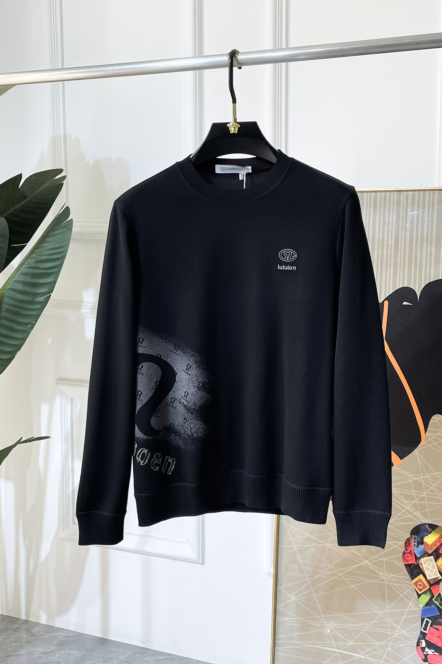 NO:690965,Lulu - 2025ss hot new style in autumn, the highest version of fashionable pullover sweatshirt and T-shirt, a classic that must be released every year. Favored and respected by major stars, it uses high-end European cotton blended fabrics, heavy craftsmanship, original hardware accessories and logo design, soft and smooth, and dense texture!  Stylish upper body!  One of the impeccable must-have styles for autumn!  M-3XL,,hoodie,sweatshirts,tees,t-shirt,19860909Lulu - 2025ss秋季大爆新款,最高版本时尚套头卫衣T恤、每年必出的经典之作.受各大明星的青睐推崇,精选高端欧棉混纺面料,重工艺制作,原版五金辅料logo设计,柔软顺滑,质地密实！上身时尚有型！秋季无可挑剔必选款式之一！M-3XL,,hoodie,sweatshirts,tees，t-shirt,,Men's clothing