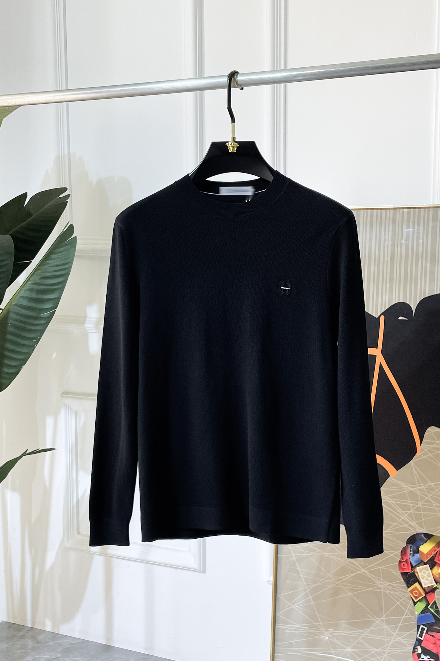 NO:598301,Hermès - 2025ss Autumn and Winter counter hot-selling knitted sweaters, casual and fashionable outerwear, a must-have for inner wear, custom-made imported wool blended fabrics, the fabric has a delicate feel, close to the body and is comfortable without digging into the flesh, and the upper body has a good shape. It is warm to wear, and the counter logo design is very unique. The original quality and craftsmanship are definitely the highest version on the market. The top original version is awesome to wear. It is soft and crisp, not easy to deform. The seams and seams are very rigorous and elegant. Absolute first-line OEM requirements!  Don’t miss it, male gods!  Size M-3XL,,hermes,alexander wang19860909爱玛仕 - 2025ss秋冬专柜大爆款针织毛衫,休闲时尚外穿 内搭必备款,定制进口羊毛混纺面料,面料手感细腻,贴身舒适不扎肉,上身版型好 穿着保暖,专柜标志设计非常独特,原版品质与工艺 绝对市场最高版本 顶级原版穿着超赞 柔顺挺括,不易变形.锁边缝盘都非常严谨考究 绝对一线代工要求！男神们别错过！ 尺码 M-3XL,,hermes,alexander wang,Men's clothing