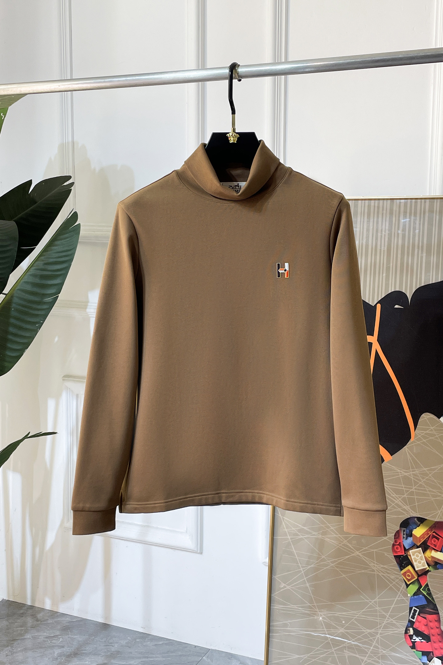 NO:625166,Hermès - 2025ss autumn hot-selling high-neck long-sleeved T-shirt, made of customized high-grade cotton fabrics, fashionable big-name element logo design, soft, delicate, comfortable and warm, made with multiple craftsmanship, a basic base layer shirt is indispensable in a man's wardrobe. It can be used to match various clothes anytime and anywhere to meet your daily needs. The design of the clothes is simple but not simple. Dear friends, hurry up and get it. Standard version, size M~3XL, can wear up to 200 pounds!  ,,hermes,tees,t-shirt,alexander wang19860909爱玛仕 - 2025ss秋装大爆款高领长袖T恤,采用定制高级棉面料 时尚大牌元素logo设计,柔软细腻舒适保暖,多重工艺制作,男人的衣柜都少不了基础打底衫 随时随地都可以拿来搭配各种服饰 满足您日常生活需求 ,衣服设计简约而不简单 , 亲们赶紧入手 标准版型 尺码M~3XL 最大可穿200斤！,,hermes,tees，t-shirt,alexander wang,Men's clothing