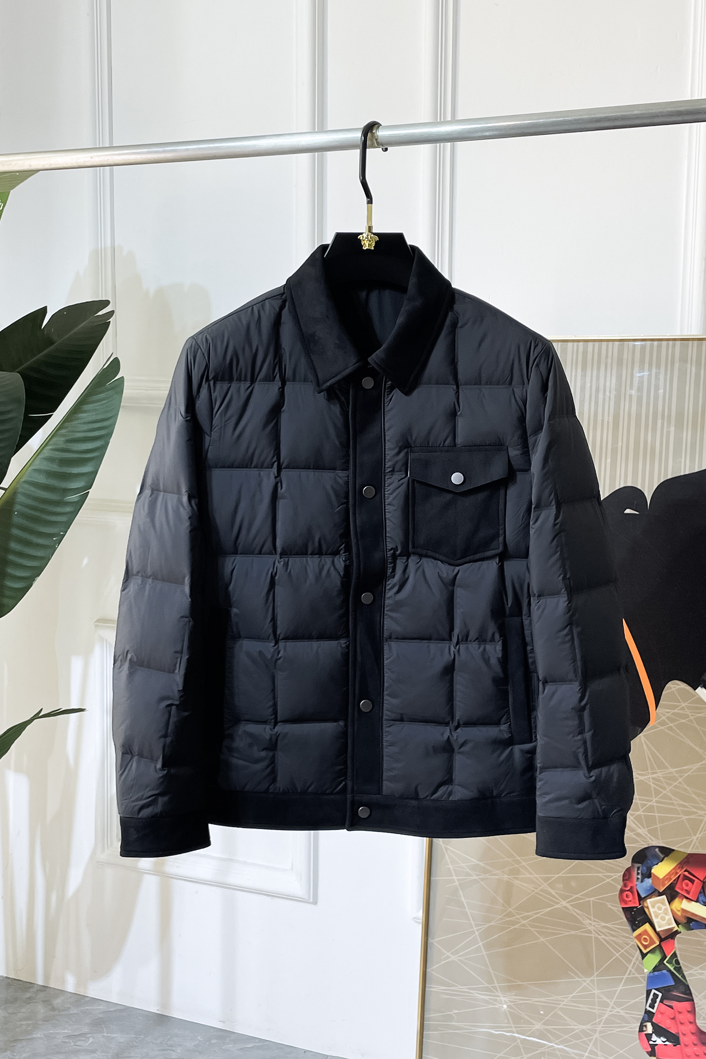 NO:685446,Zegna - 2025SS counter's hottest fashion boutique down jacket, made of high-end windproof polyester fiber fabric, heavy craftsmanship design, the counter's latest brand element design, making men more handsome and stylish, the fabric is close-fitting and comfortable, and has strong warmth retention!  Customized original hardware accessories, complex turning, exquisite craftsmanship, and high-quality 90 white duck down fillers will make you more elegant and warm all winter [satisfied]. The style is simple, fashionable and generous, a fashionable casual item, wearing it will make you the center of attention wherever you go!  Fashion is always close to you. Size M - 3XL (model weighs 178/145 pounds, upper body size L),,zegna,jackets & coats,down jacket,19860909杰尼娅 - 2025ss专柜大爆款时尚精品羽绒服外套,高档防风聚酯纤维面料制作,重工艺设计,专柜最新品牌元素设计,让男人更帅气有型,面料贴身舒适,保暖性非常强！定制原版五金辅料,车工复杂,工艺精湛,填充物采用高品质90白鸭绒,让你整个冬天有风度更有温度[得意].版型简洁时尚大方,时尚潮流休闲单品,穿上它让你走到那里都是焦点！时尚总是离你很近码数Ｍ - 3XL (模特178/145斤上身L码),,zegna,jackets & coats,down jacket,,Men's clothing