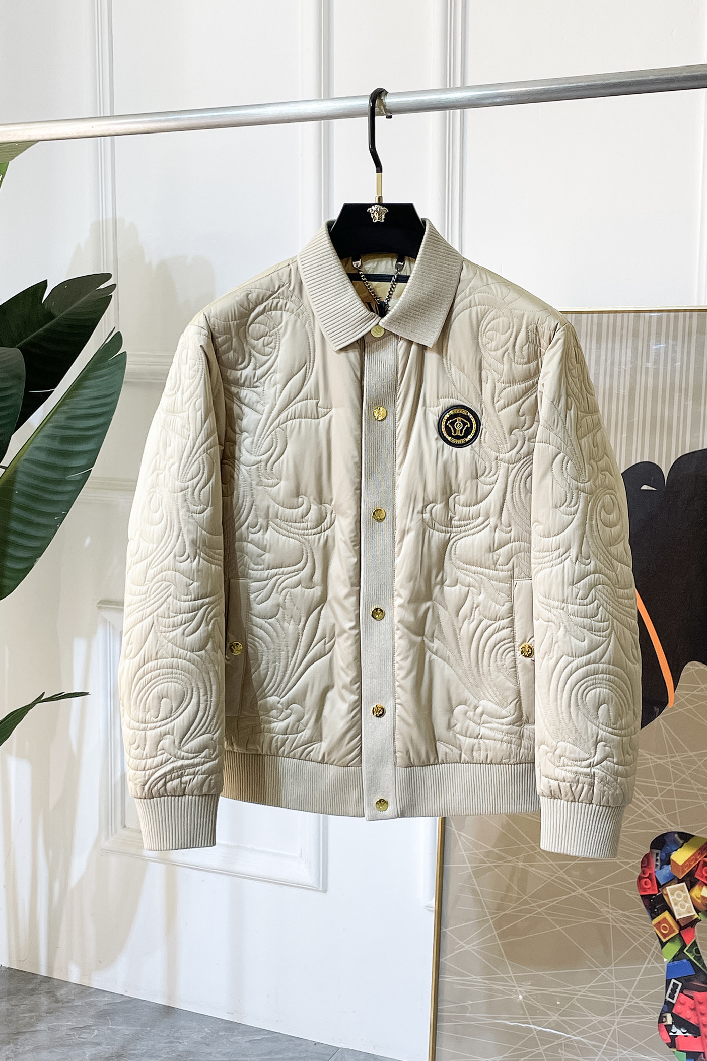 NO:690972,Versace - 2025ss autumn and winter hot-selling premium cotton jacket, customized with high-quality polyester fiber fabric!  Logo design with top fashion big-name elements, complete with three standards!  Original hardware accessories, smooth lines, exquisite craftsmanship, awesome upper body shape, comfortable fabrics, windproof and warm, it is very fashionable, handsome and a must-have for casual and fashionable men with any combination!  Size M-3XL, maximum weight can be worn!  ,,versace,jackets & coats,19860909范思哲 - 2025ss秋冬大爆款精品棉衣外套,定制高品质聚酯纤维面料！顶级时尚大牌元素logo设计,三标齐全！原版五金辅料,线条流畅,工艺精致,上身版型超赞,面料舒适,挡风保暖,随意搭配都非常时尚帅气休闲时尚男仕必备款哦！尺码M-3XL 最大可穿斤！,,versace,jackets & coats,,Men's clothing