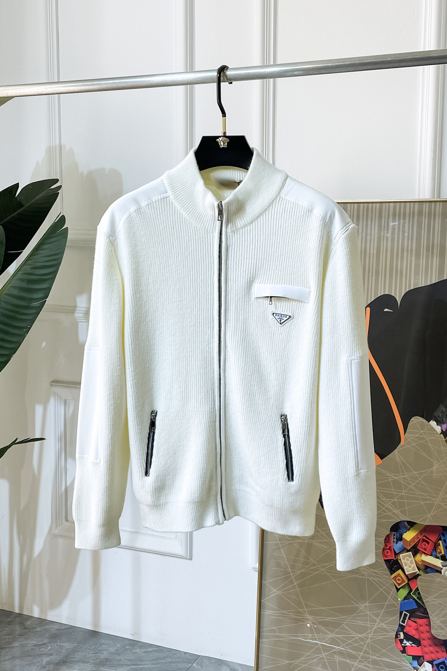 NO:691003,Prada -  2025 new autumn and winter men's wool knitted cardigan jacket. The hot-selling item is on sale at the counter, and every major fashion buyer star has a versatile item. Simple and fashionable, it looks good, and the upper body is full of gentleman style. The entire sweater is not only exquisite in texture, but also finely crafted and evenly routed.  Neat. The overall beautiful appearance ensures that the silhouette of the clothes is not easily deformed. The customized wool fabric is neither very loose nor very tight, and has very good recovery properties. A fashion item that is both cold-resistant and fashionable in autumn and winter. m-3XL,, prada, jackets  & coats, sweaters,19860909普拉达 - 2025秋冬新款男士羊毛针织开衫外套.专柜在售爆款单品,各大时尚买手明星人手一件的百搭单品.简单时尚甚是好看,上身绅士范十足.整件毛衣不单纹理工艺精美,走线更是精工细作均匀整齐.整体美观大方保证了衣服的廓形不易变形.定制羊毛面料,既不会很宽松也不会很紧绷,恢复性非常好.秋冬御寒与时尚兼备的一款时装单品.m-3XL,,prada,jackets & coats,sweaters,,Men's clothing