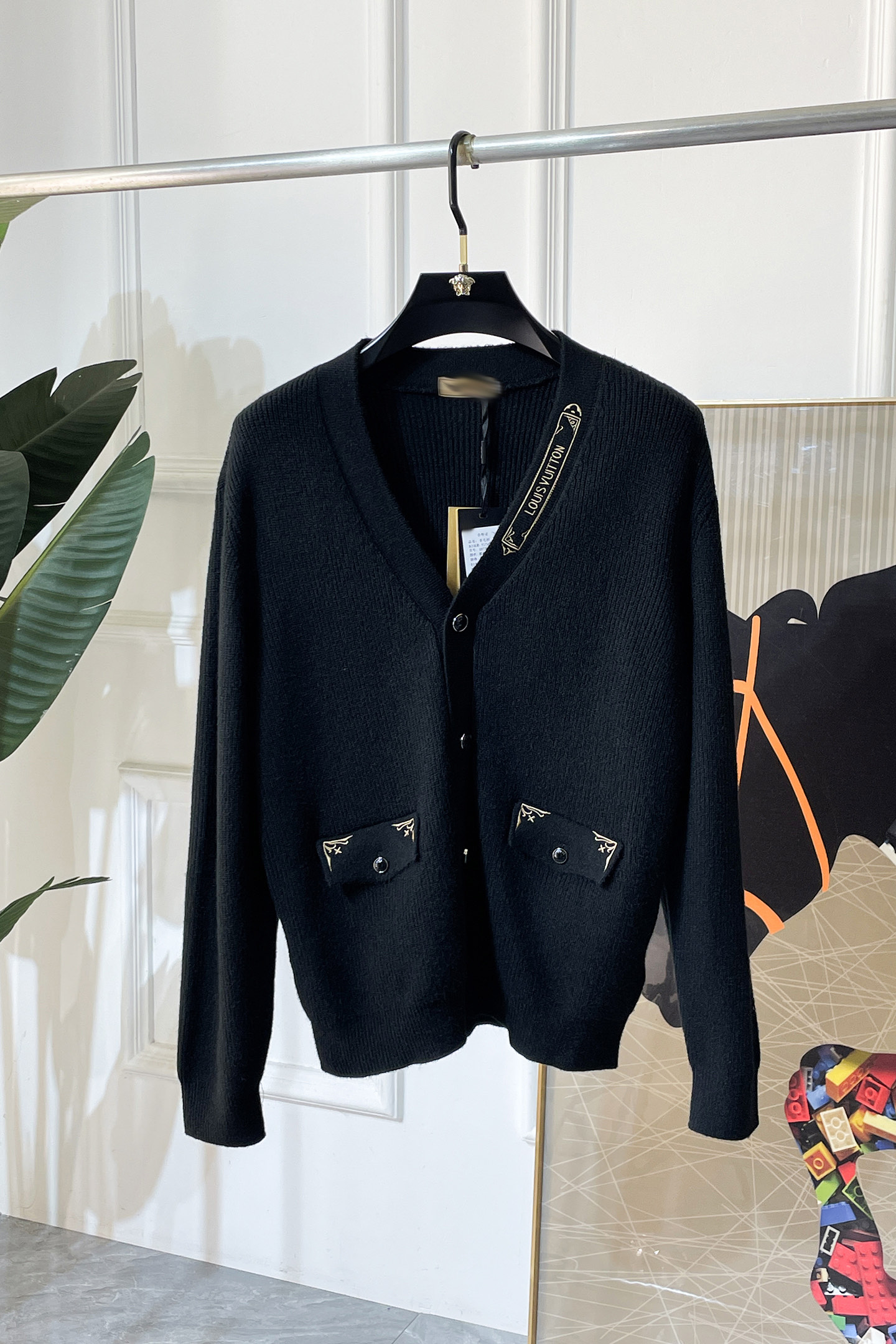 NO:691000,LV-  2025 new autumn and winter men's wool knitted cardigan jacket. The hot-selling item is on sale at the counter, and every major fashion buyer star has a versatile item. It is simple and fashionable, and the upper body is full of gentleman style. The whole sweater is not only exquisite in texture, but also in fine workmanship.  The fine workmanship is even and neat. The overall beauty and elegance ensure that the silhouette of the clothes is not easily deformed. The custom-made wool fabric is neither very loose nor very tight, and has very good recovery properties. A fashion item that is both cold-resistant and fashionable in autumn and winter. m-3XL,, louis  vuitton,jackets & coats,sweaters,19860909LV - 2025秋冬新款男士羊毛针织开衫外套.专柜在售爆款单品,各大时尚买手明星人手一件的百搭单品.简单时尚甚是好看,上身绅士范十足.整件毛衣不单纹理工艺精美,走线更是精工细作均匀整齐.整体美观大方保证了衣服的廓形不易变形.定制羊毛面料,既不会很宽松也不会很紧绷,恢复性非常好.秋冬御寒与时尚兼备的一款时装单品.m-3XL,,louis vuitton,jackets & coats,sweaters,,Men's clothing