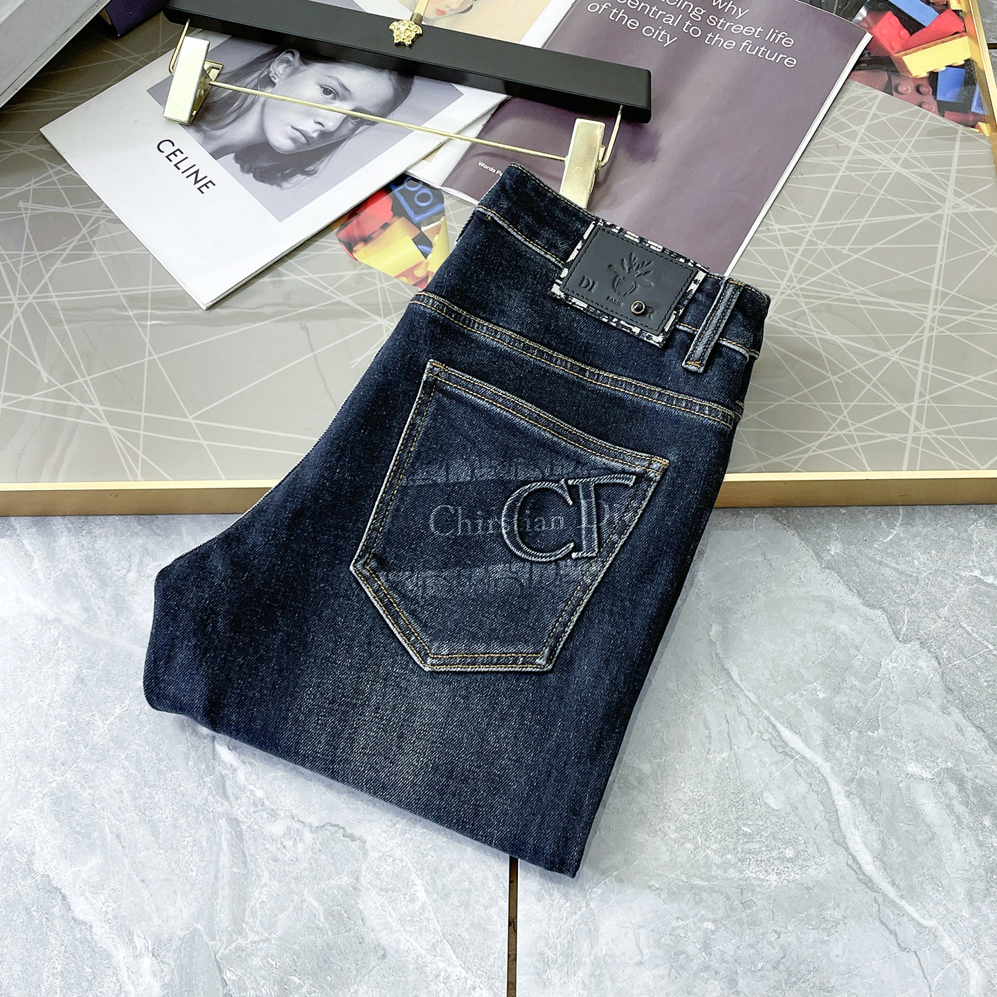 NO:601454,Dior - 2025ss Year of the Snake Autumn and Winter Jeans. Original 1:1 production, the perfect choice for daily essentials, simple and stylish, custom imported denim fabric, heavy washing process, complex workmanship and exquisite craftsmanship. Easily cater to the needs of the four seasons, soft and elastic to the touch, smooth and neat, original accessories and hardware, comfortable upper body, very easy to wear and durable, size 29-38, dior,jeans,alexander wang19860909迪奥 - 2025ss蛇年秋冬牛仔裤.原单1:1制作,日常必备的完美之选,简单大气亦时尚有型,定制进口丹宁面料 ,重工洗水工艺,做工复杂工艺精湛.轻松迎合四季需要,手感柔软带弹力,流畅利落,原版辅料五金,上身舒适非常易搭耐看码数29-38,,dior,jeans,alexander wang,Men's clothing