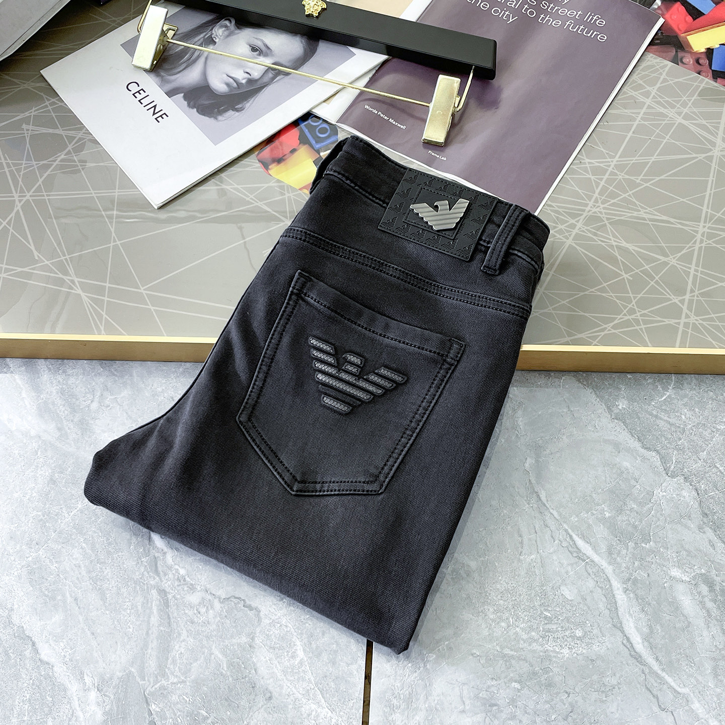 NO:601456,Armani - 2025ss Snake Autumn and Winter Jeans. Original 1:1 production, the perfect choice for daily essentials, simple and stylish, custom imported denim fabric, heavy washing process, complex workmanship and exquisite craftsmanship. Easily cater to the needs of the four seasons, soft and elastic to the touch, smooth and neat, original accessories and hardware, comfortable upper body, very easy to wear and durable, size 29-38, armani,jeans,alexander wang19860909阿玛尼 - 2025ss蛇年秋冬牛仔裤.原单1:1制作,日常必备的完美之选,简单大气亦时尚有型,定制进口丹宁面料 ,重工洗水工艺,做工复杂工艺精湛.轻松迎合四季需要,手感柔软带弹力,流畅利落,原版辅料五金,上身舒适非常易搭耐看码数29-38,,armani,jeans,alexander wang,Men's clothing