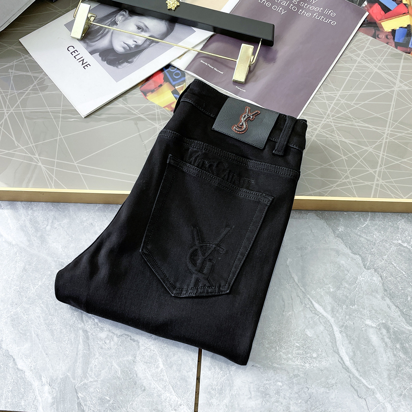 NO:601469,Ysl - 2025ss Year of the Snake Autumn and Winter Jeans. Original 1:1 production, the perfect choice for daily essentials, simple and stylish, custom imported denim fabric, heavy washing process, complex workmanship and exquisite craftsmanship. Easily cater to the needs of the four seasons, soft and elastic to the touch, smooth and neat, original accessories and hardware, comfortable upper body, very easy to wear and durable, code number 29-38, saint laurent, jeans, alexander wang19860909Ysl - 2025ss蛇年秋冬牛仔裤.原单1:1制作,日常必备的完美之选,简单大气亦时尚有型,定制进口丹宁面料 ,重工洗水工艺,做工复杂工艺精湛.轻松迎合四季需要,手感柔软带弹力,流畅利落,原版辅料五金,上身舒适非常易搭耐看码数29-38,,saint laurent,jeans,alexander wang,Men's clothing